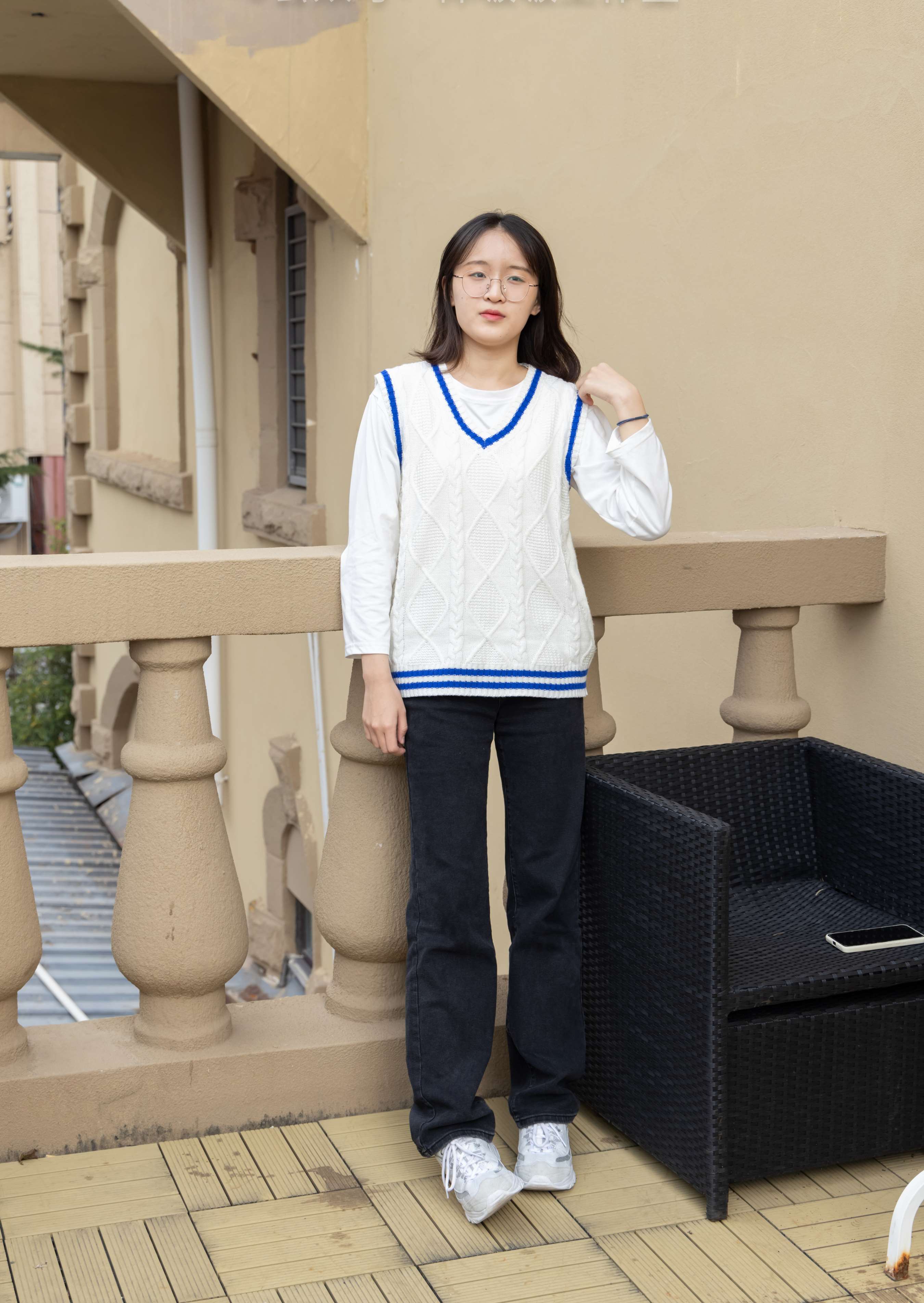 《熊熊-运动鞋、白棉袜、裸足》作品图