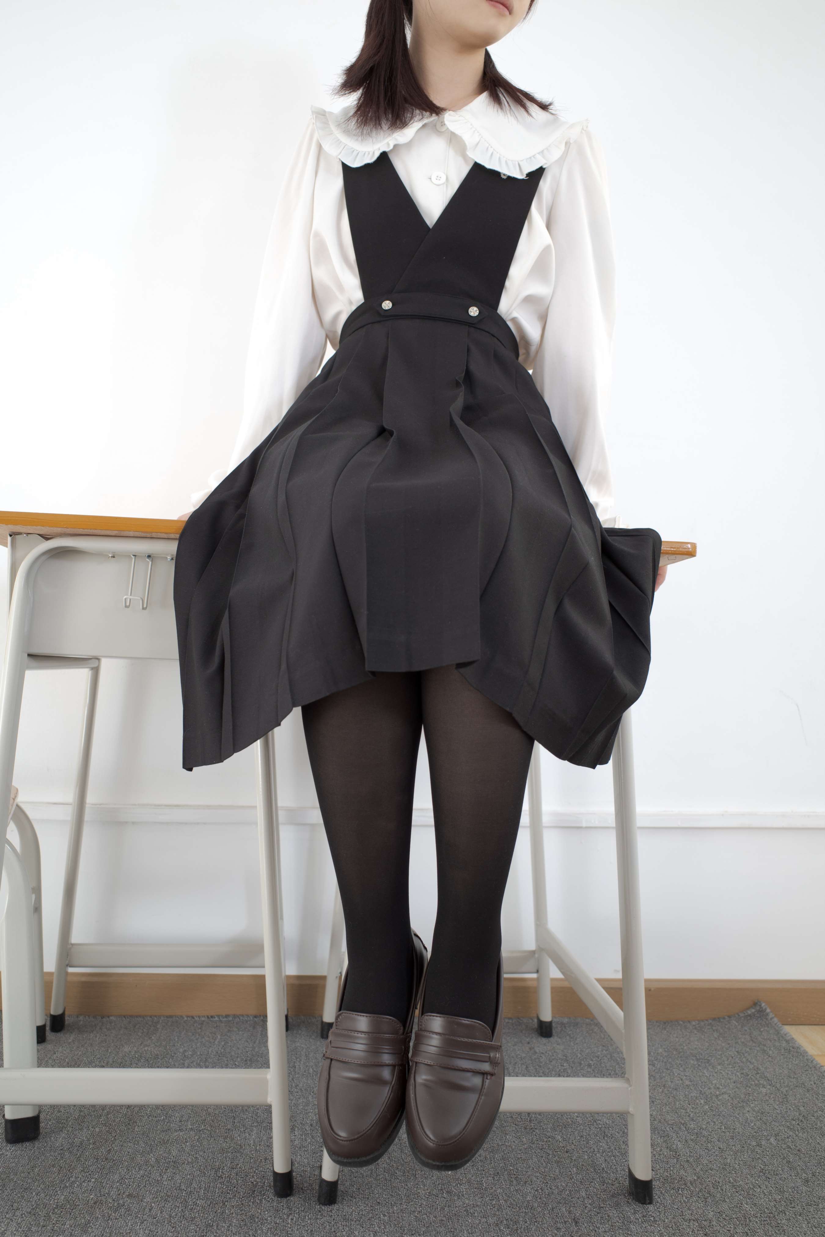 《少女日系JK制服の黑丝足》作品图