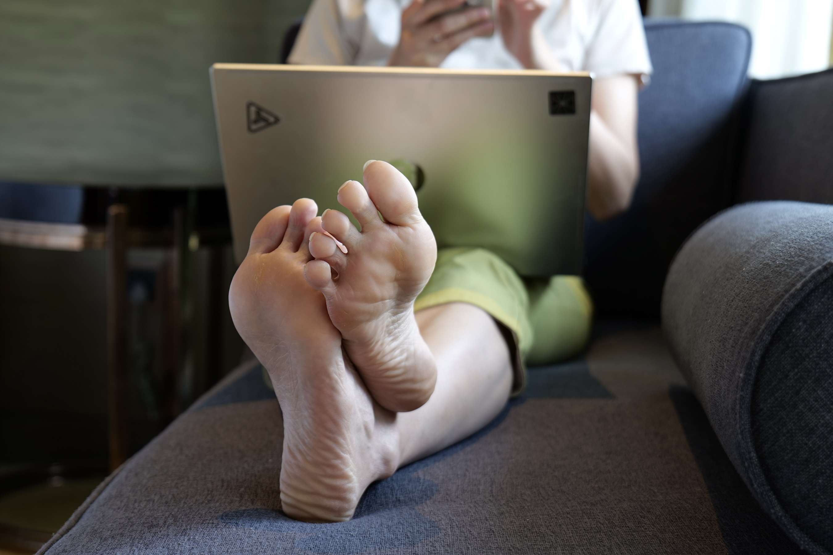 《少女玩笔记本展嫩足》作品图