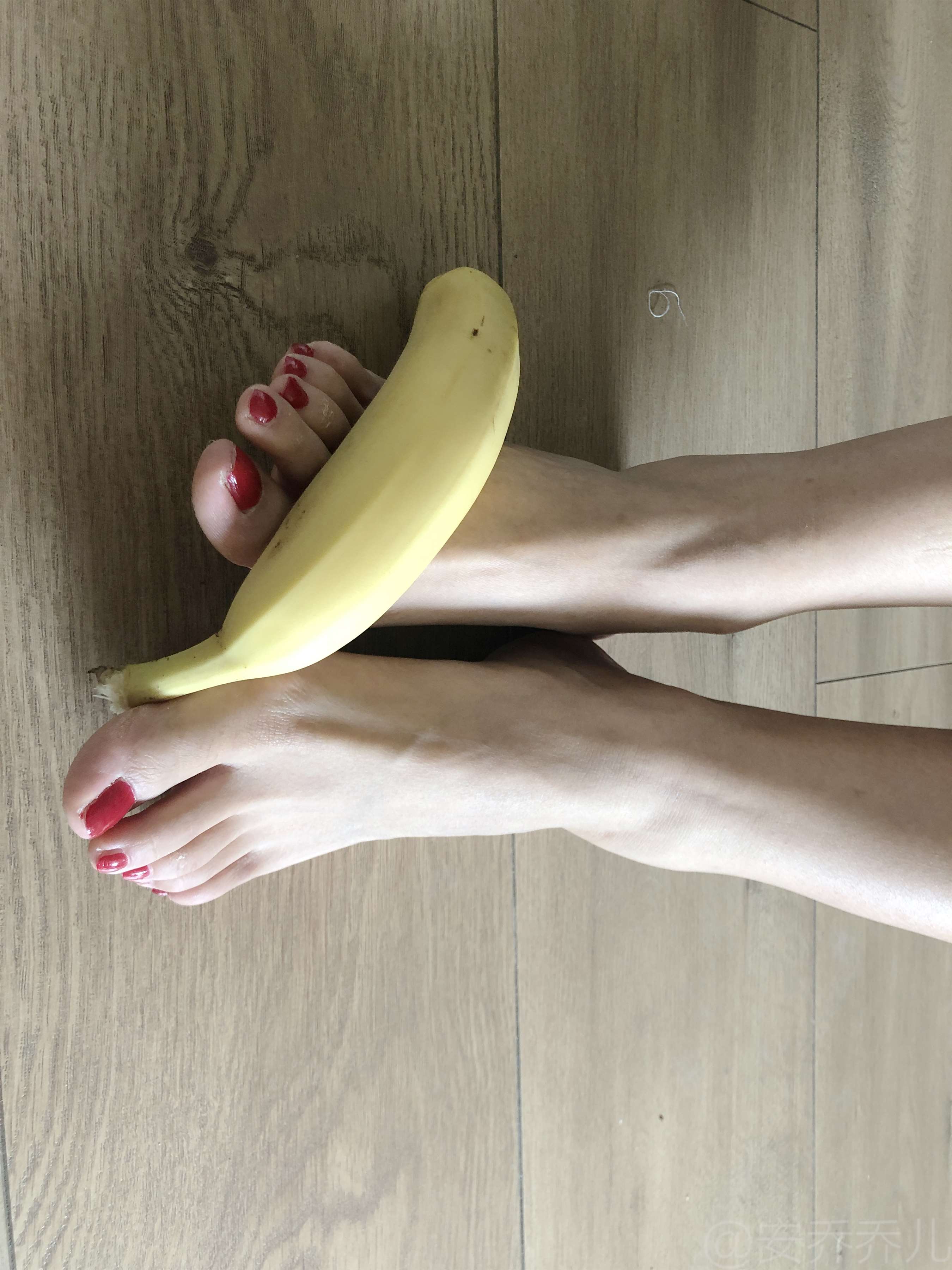 《嫩足踩香蕉》作品图