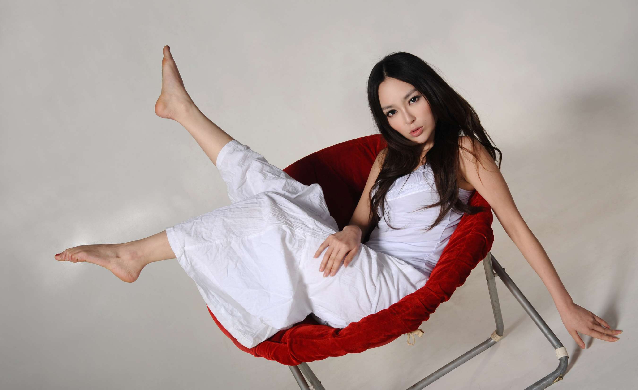 《小姐姐白吊带の裸足》作品图