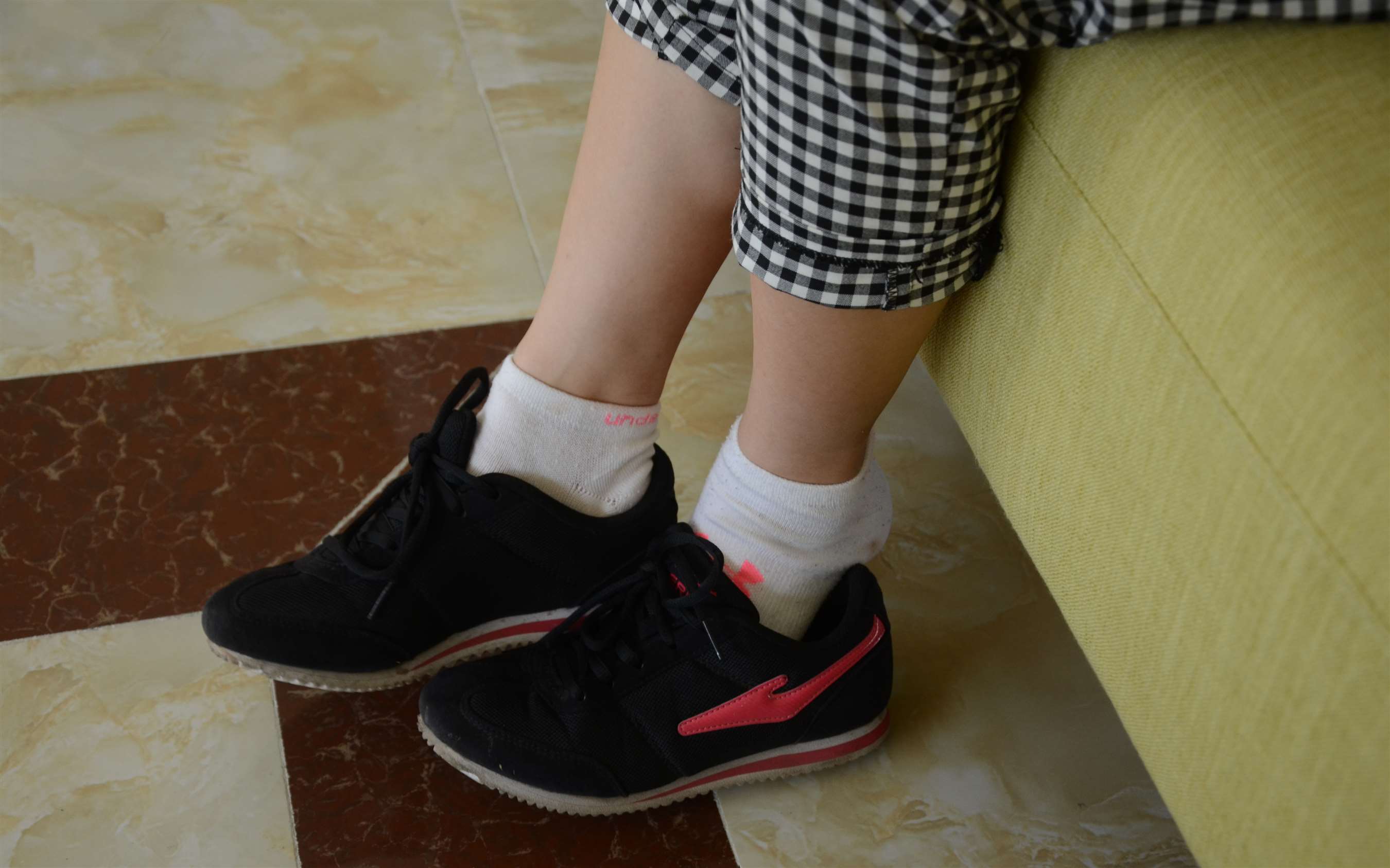 《眼镜学妹棉袜脚》作品图