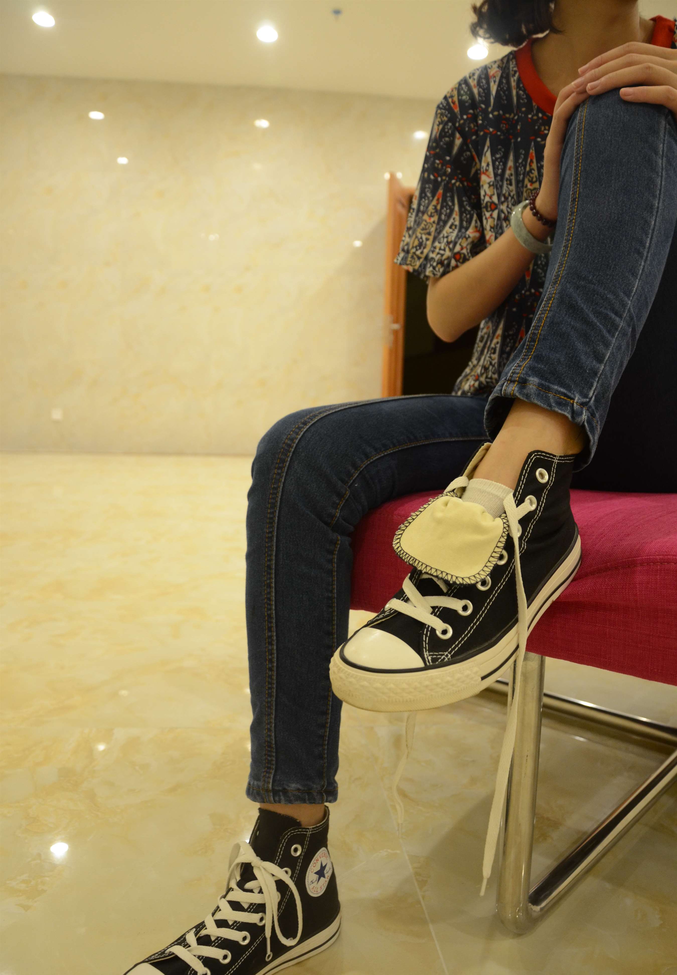 《高帮帆布鞋の白棉袜脚》作品图