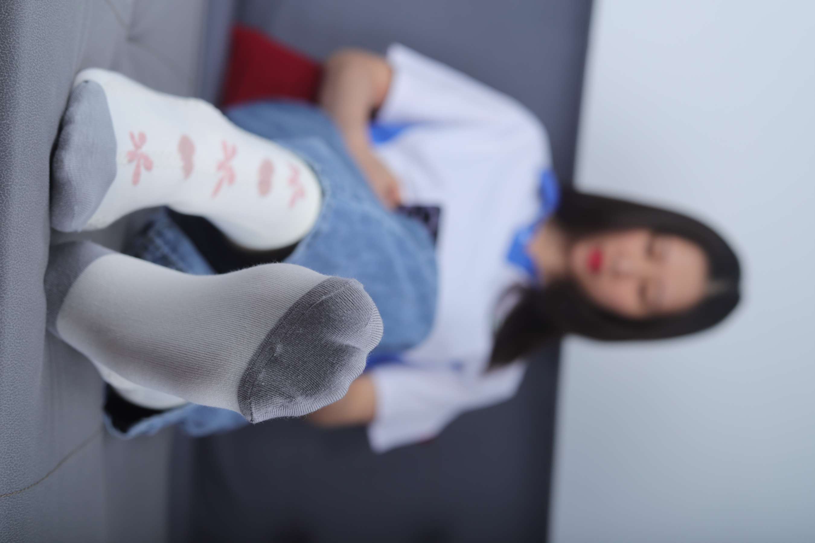 《芳芳校服裸足の棉袜》作品图