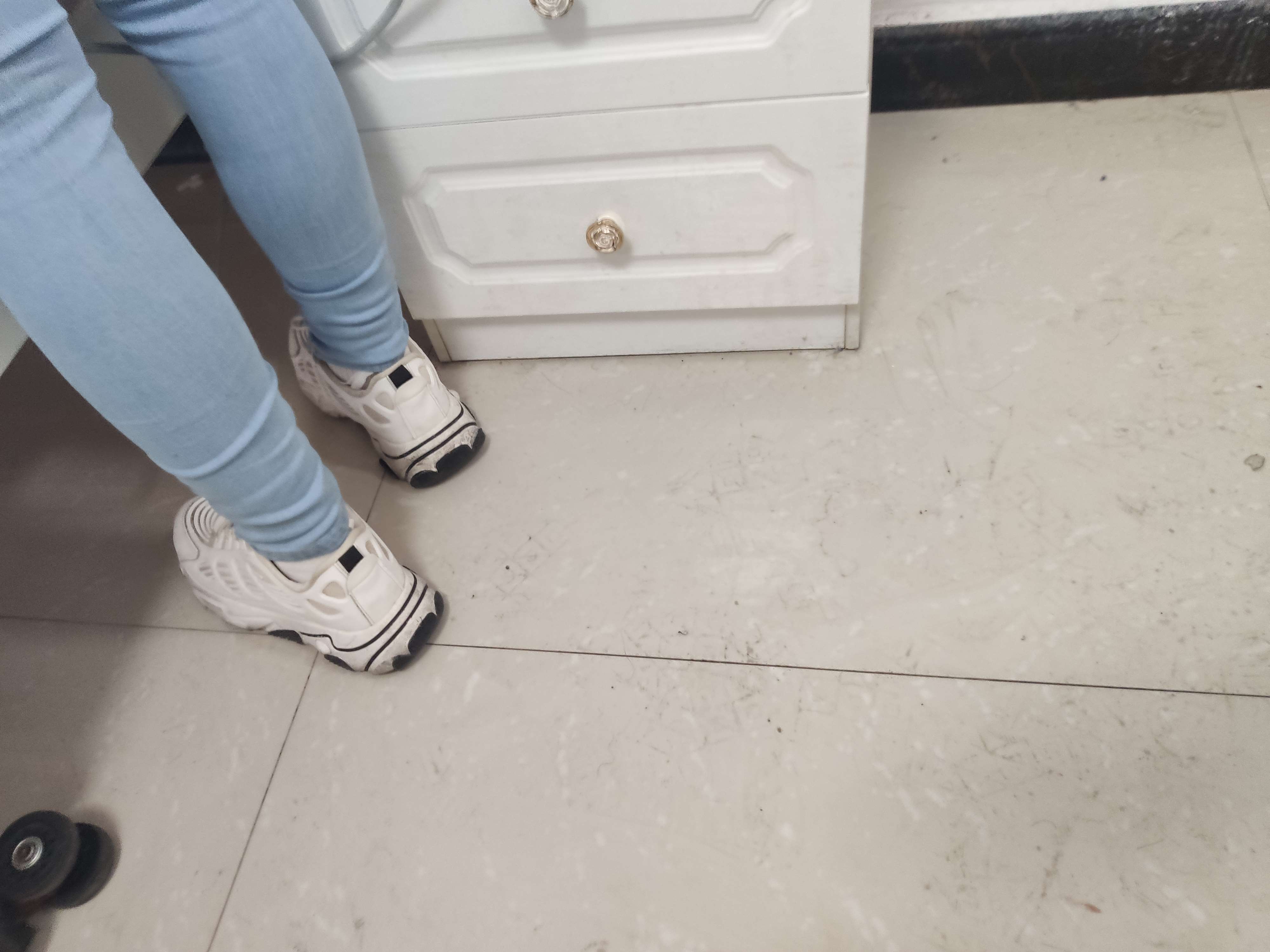 《牛仔白棉袜脚》作品图