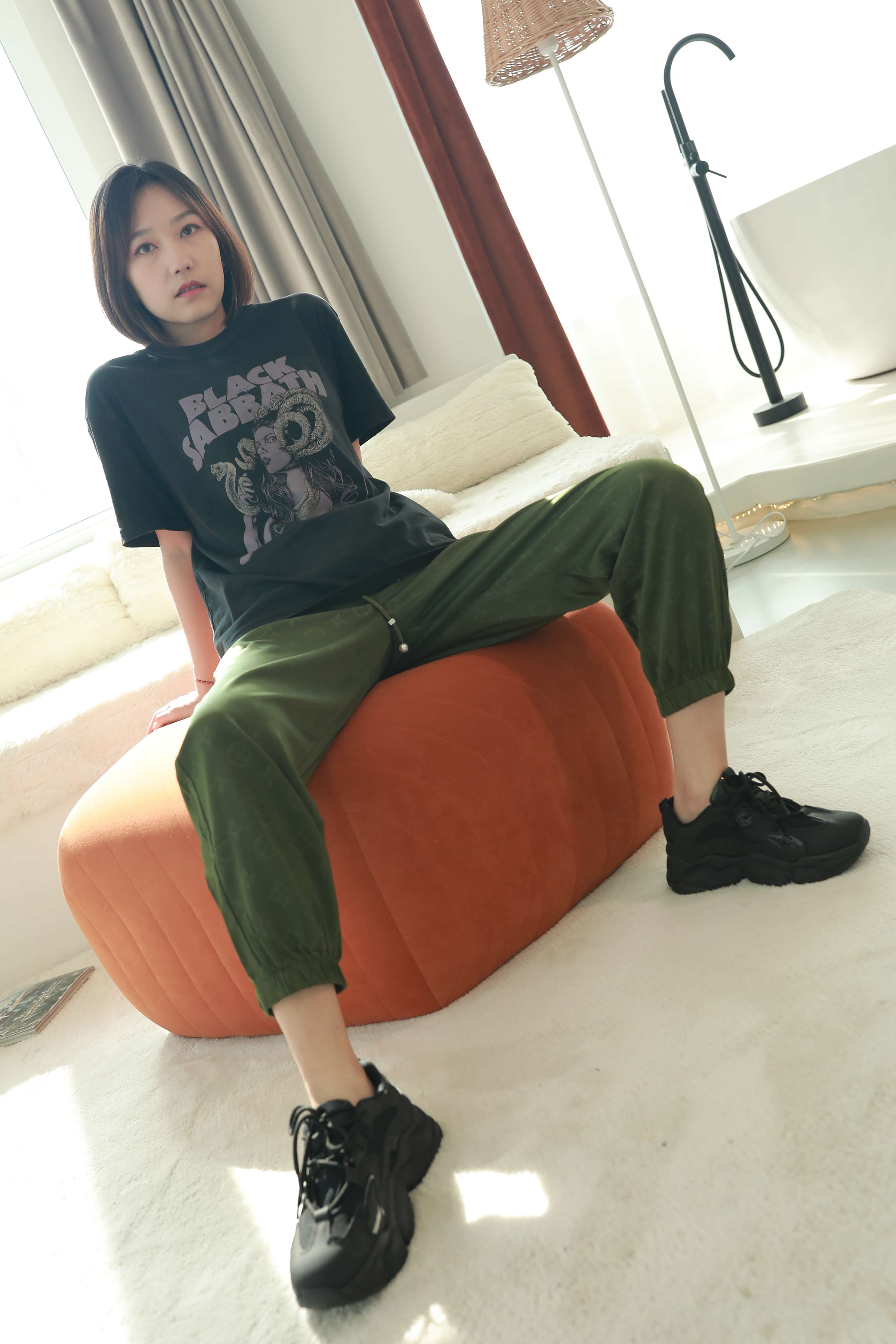 《子轩板鞋船袜裸足》作品图