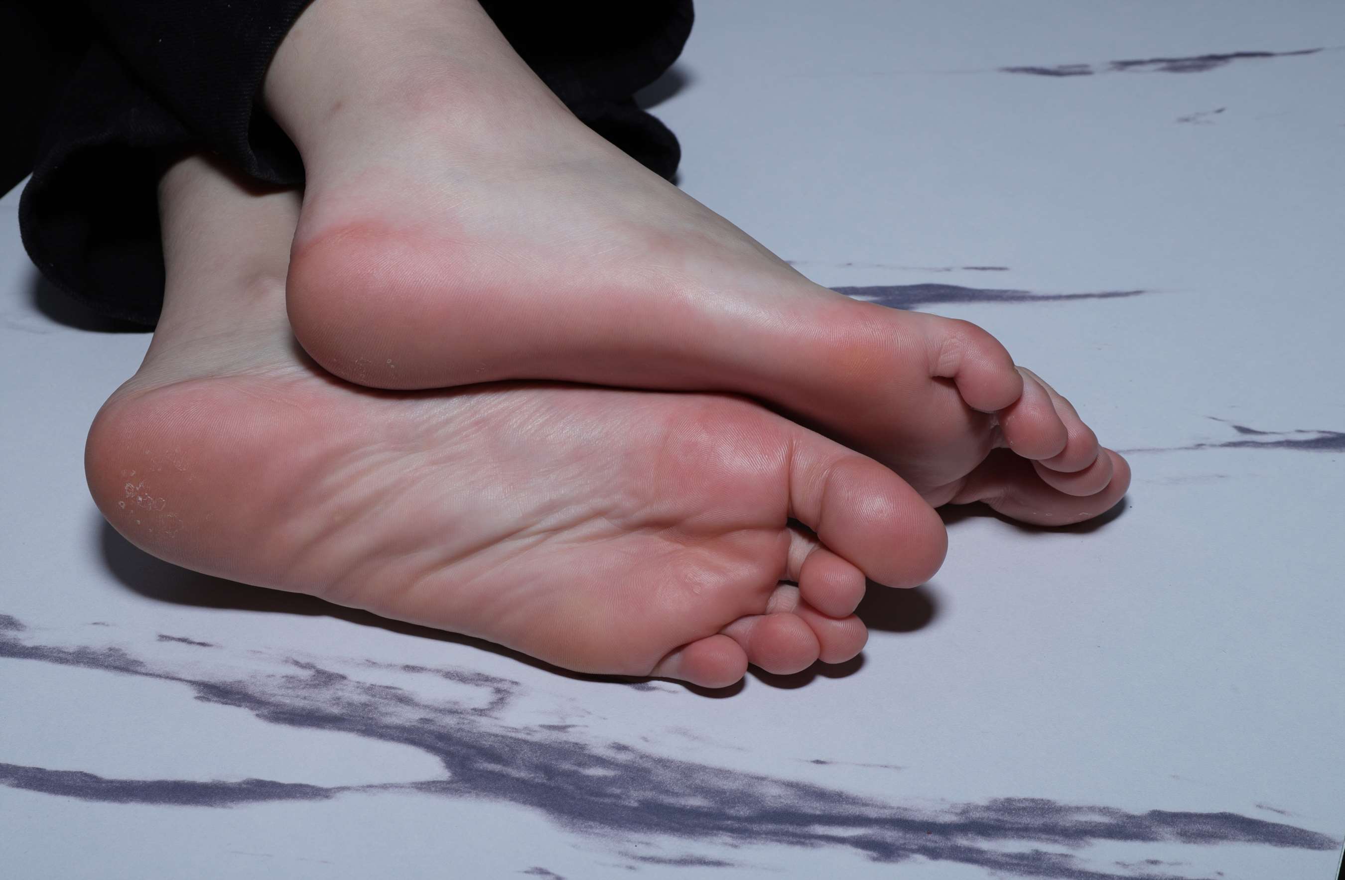 《珊珊师妹展示雪白脚丫》作品图