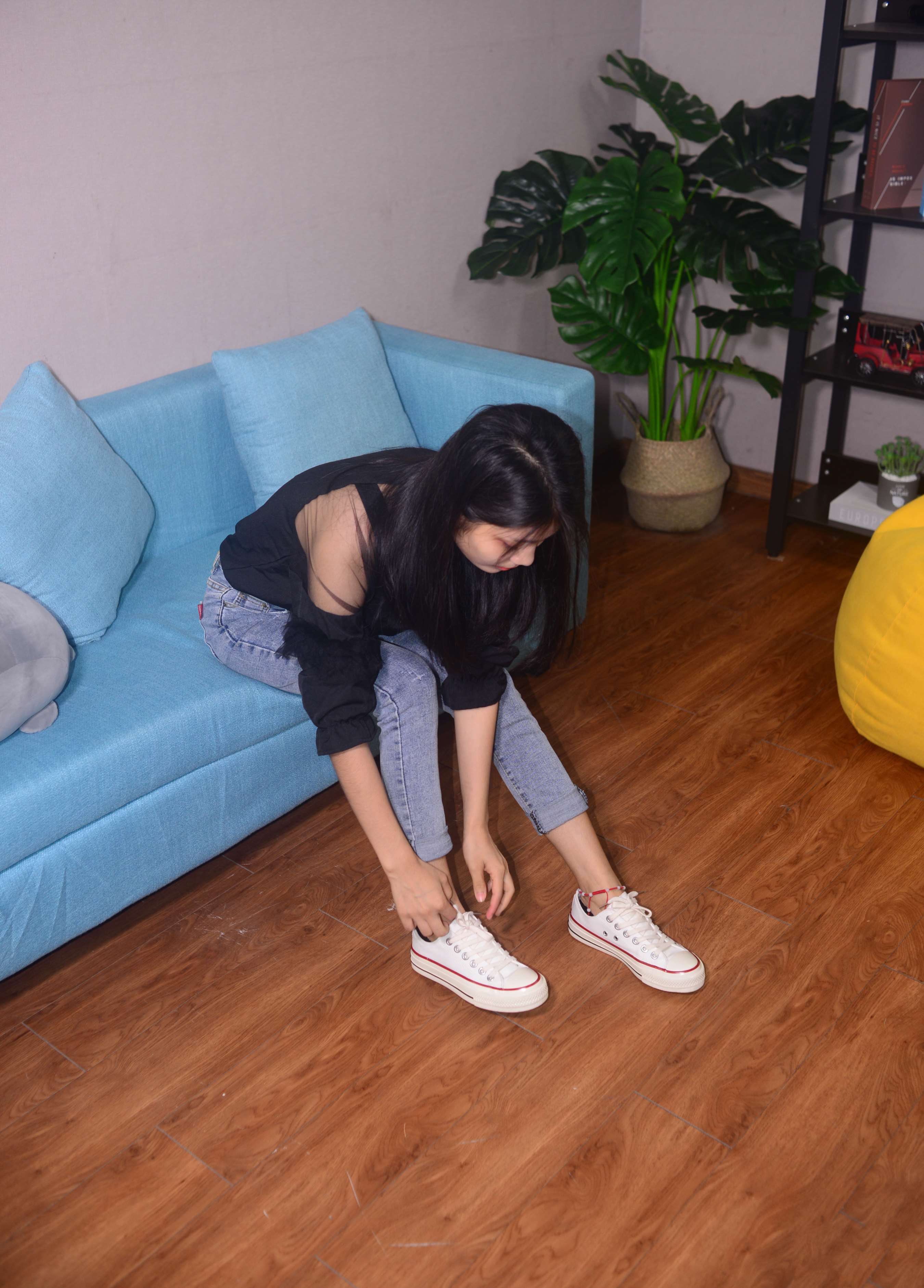 《谢圆小姐姐 蝉鸣漏进夏至》作品图