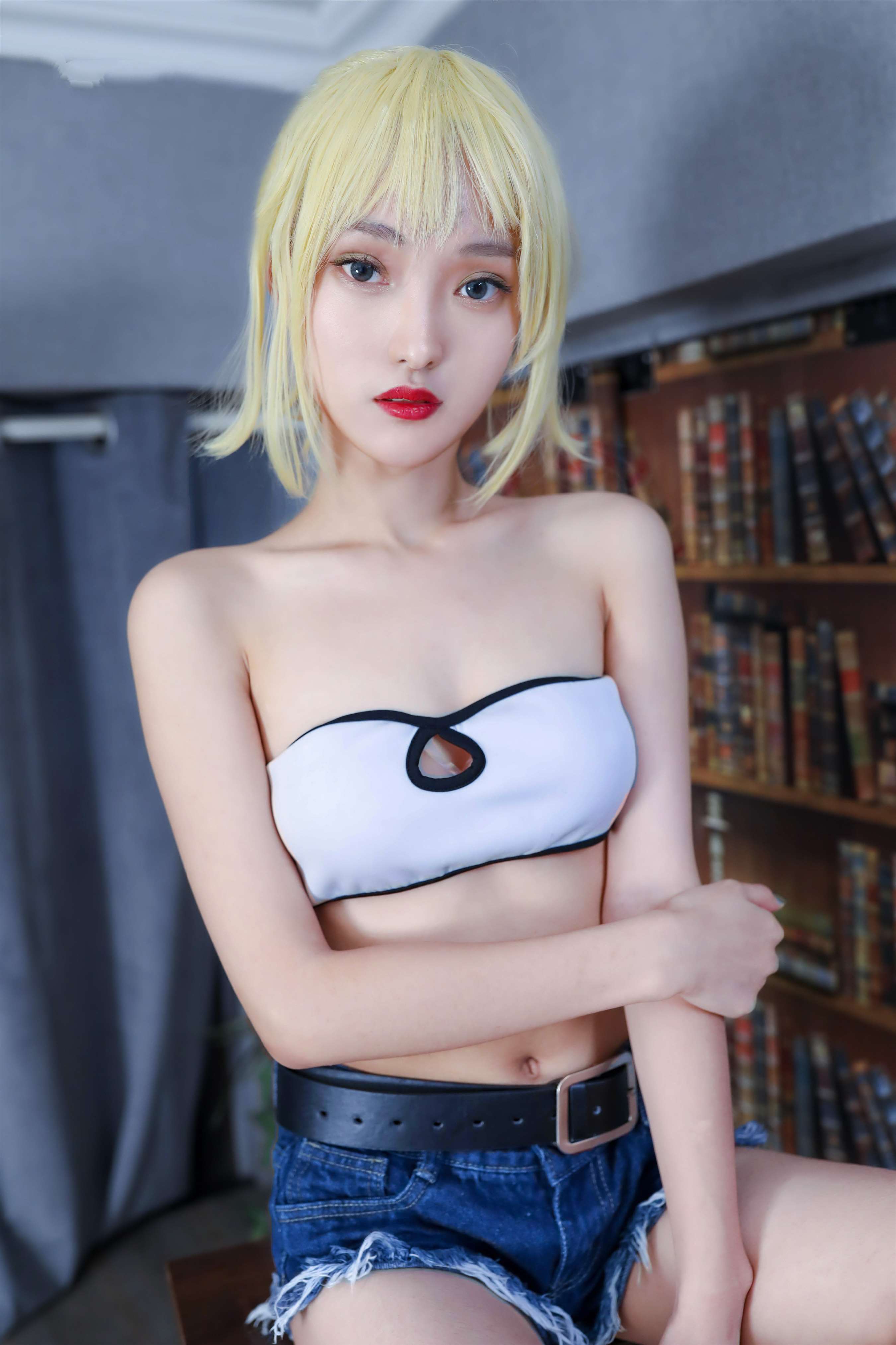 《茜茜的帆布鞋の白棉袜脚》作品图