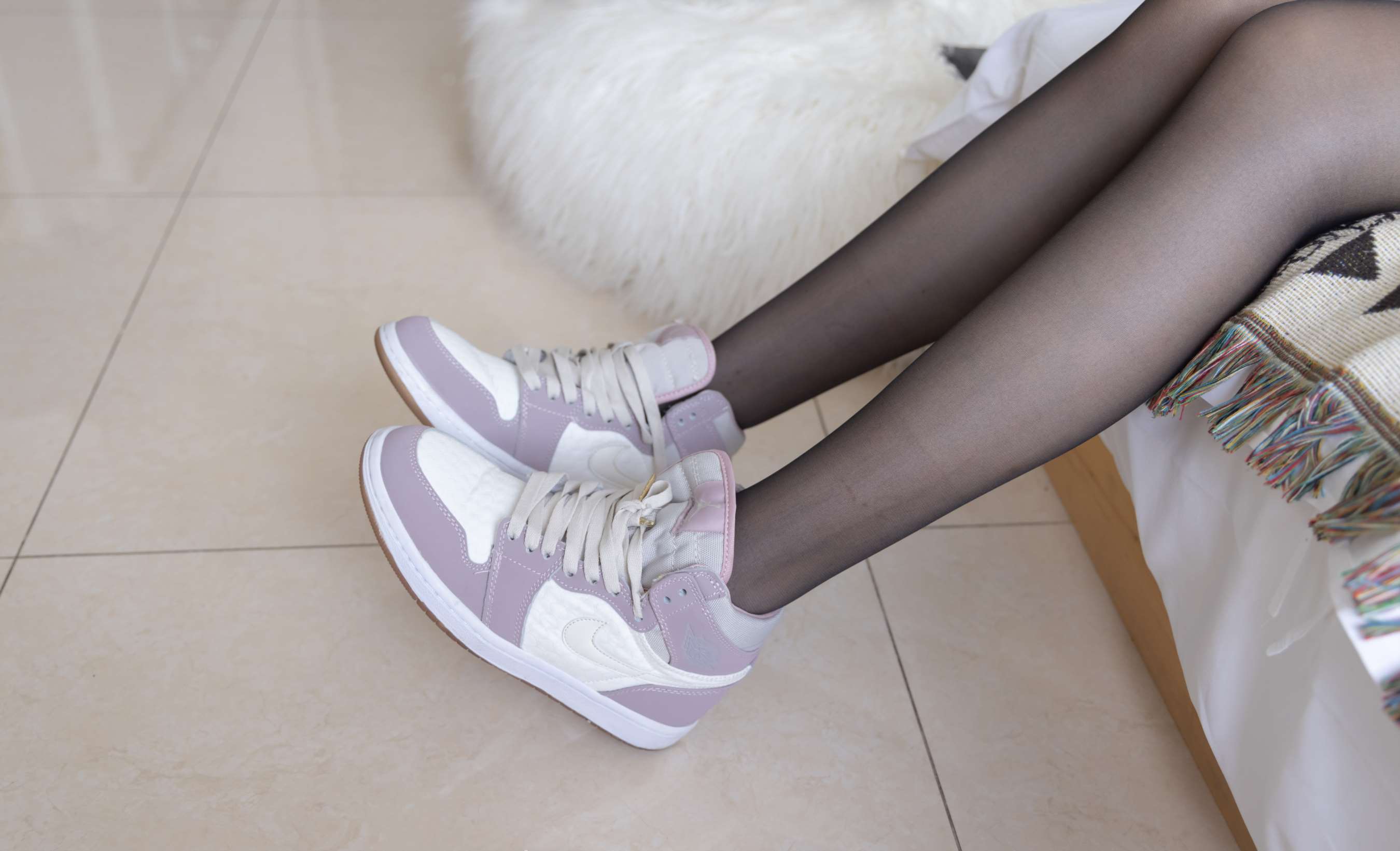 《小甜豆-板鞋の黑丝脚丫 》作品图