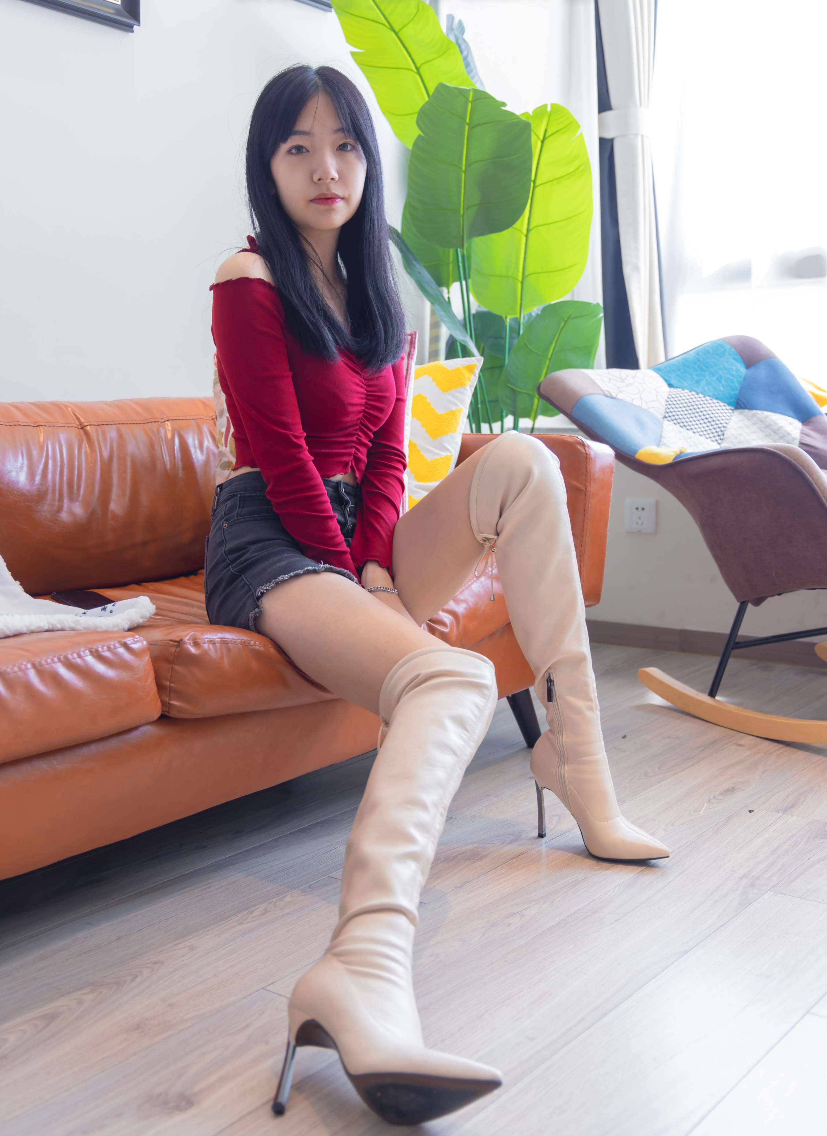 《小甜豆高跟长靴白棉袜の裸足》作品图