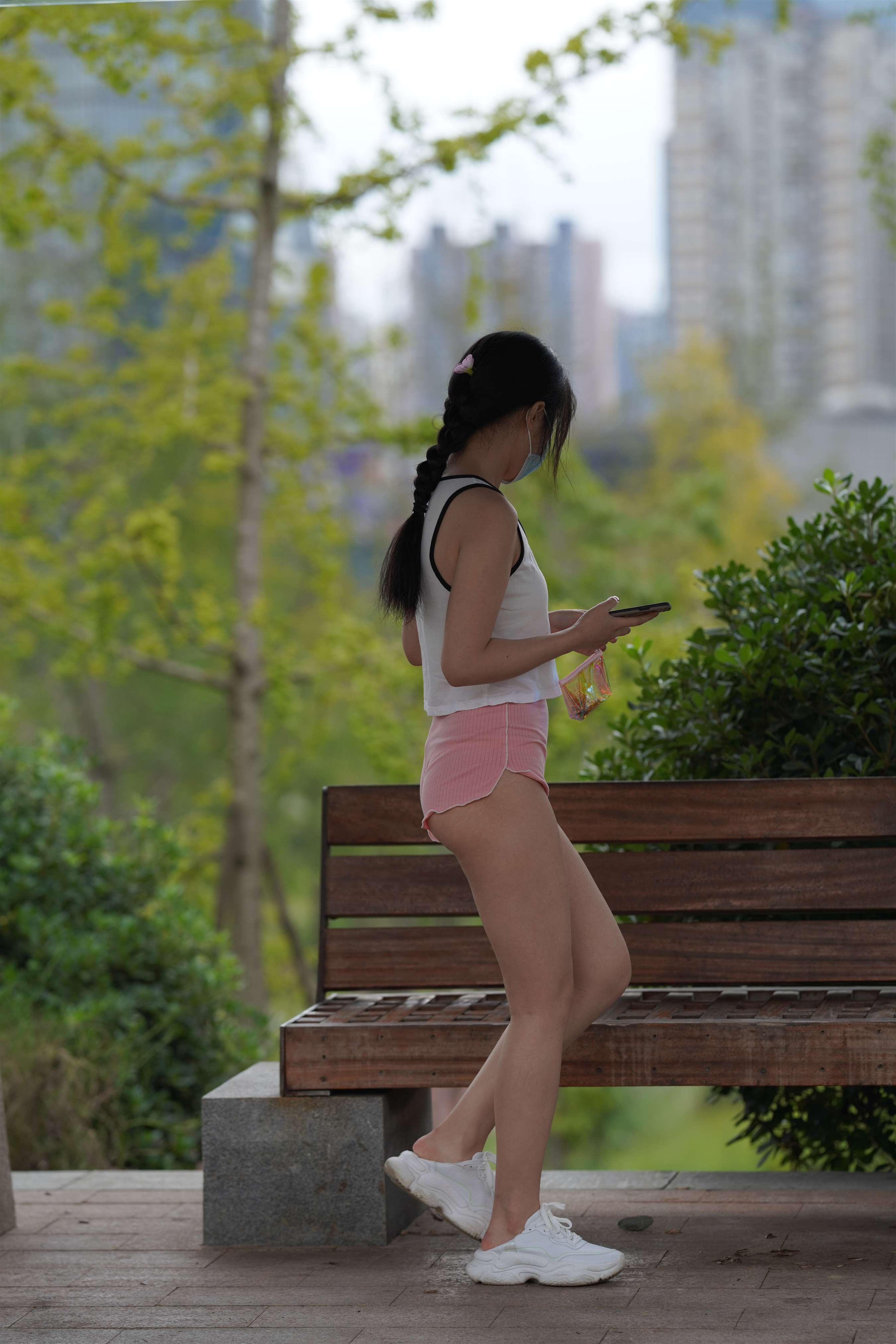 《运动鞋の不穿袜子的嫩足》作品图