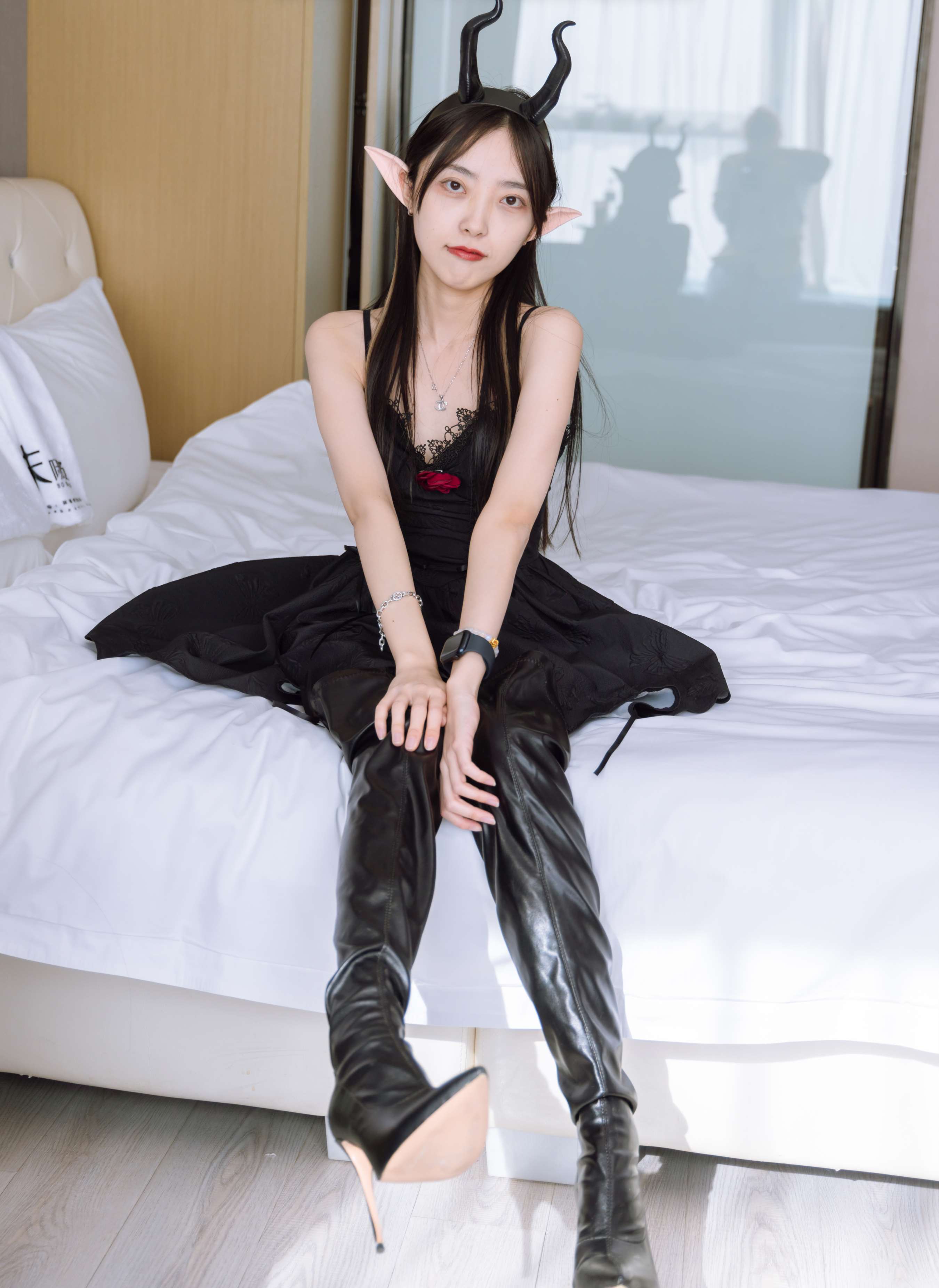 《稚予-高跟鞋、长靴、油亮黑丝、手撕丝袜剧情》作品图