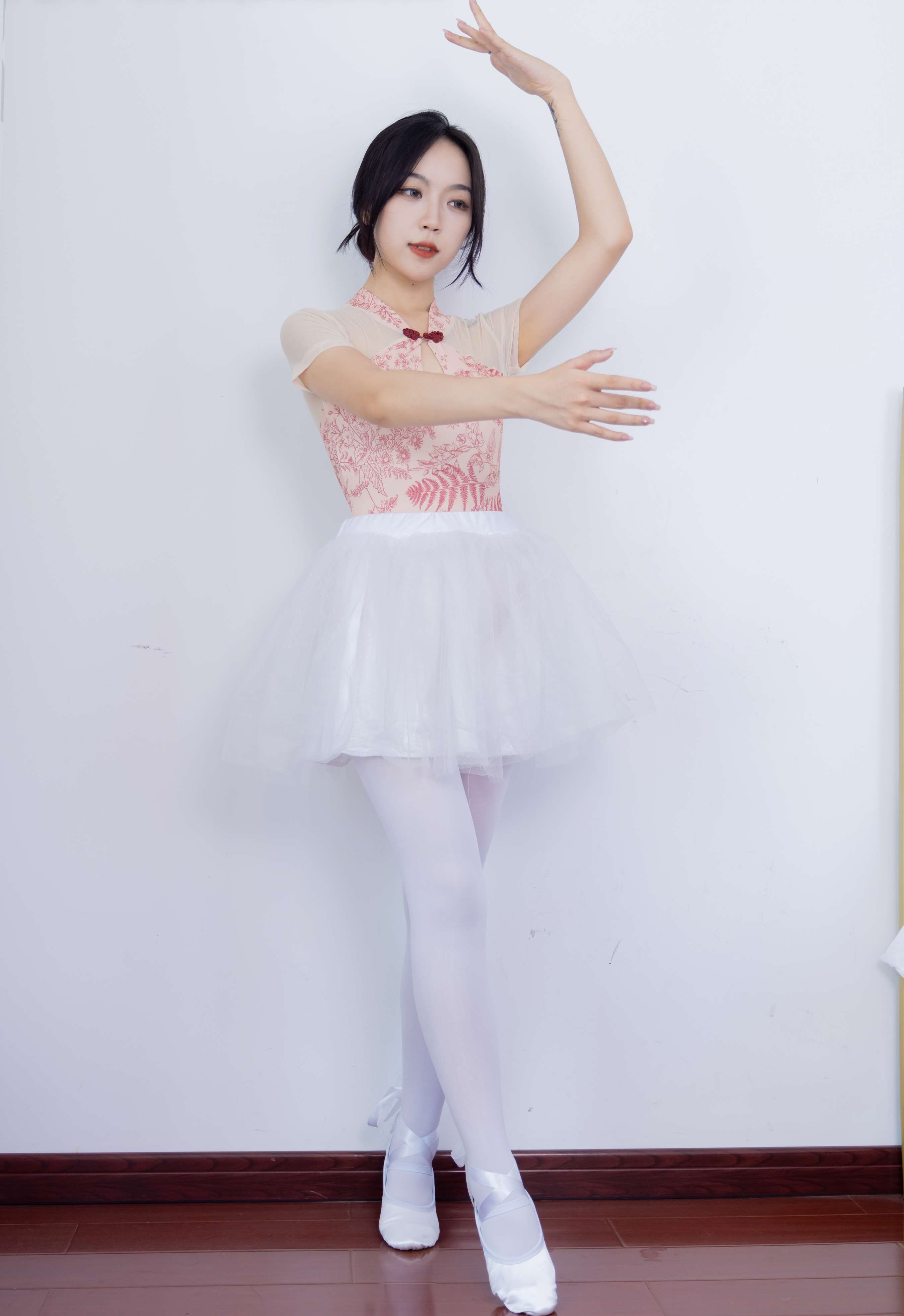 《纱纱练舞白丝脚丫》作品图