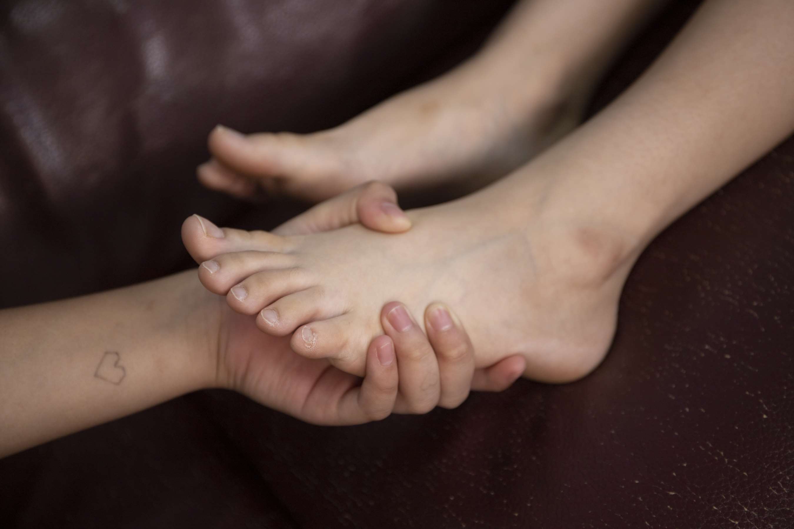 《小仙女静儿美女的嫩脚丫被捉住拍照【套图+4K视频】》作品图