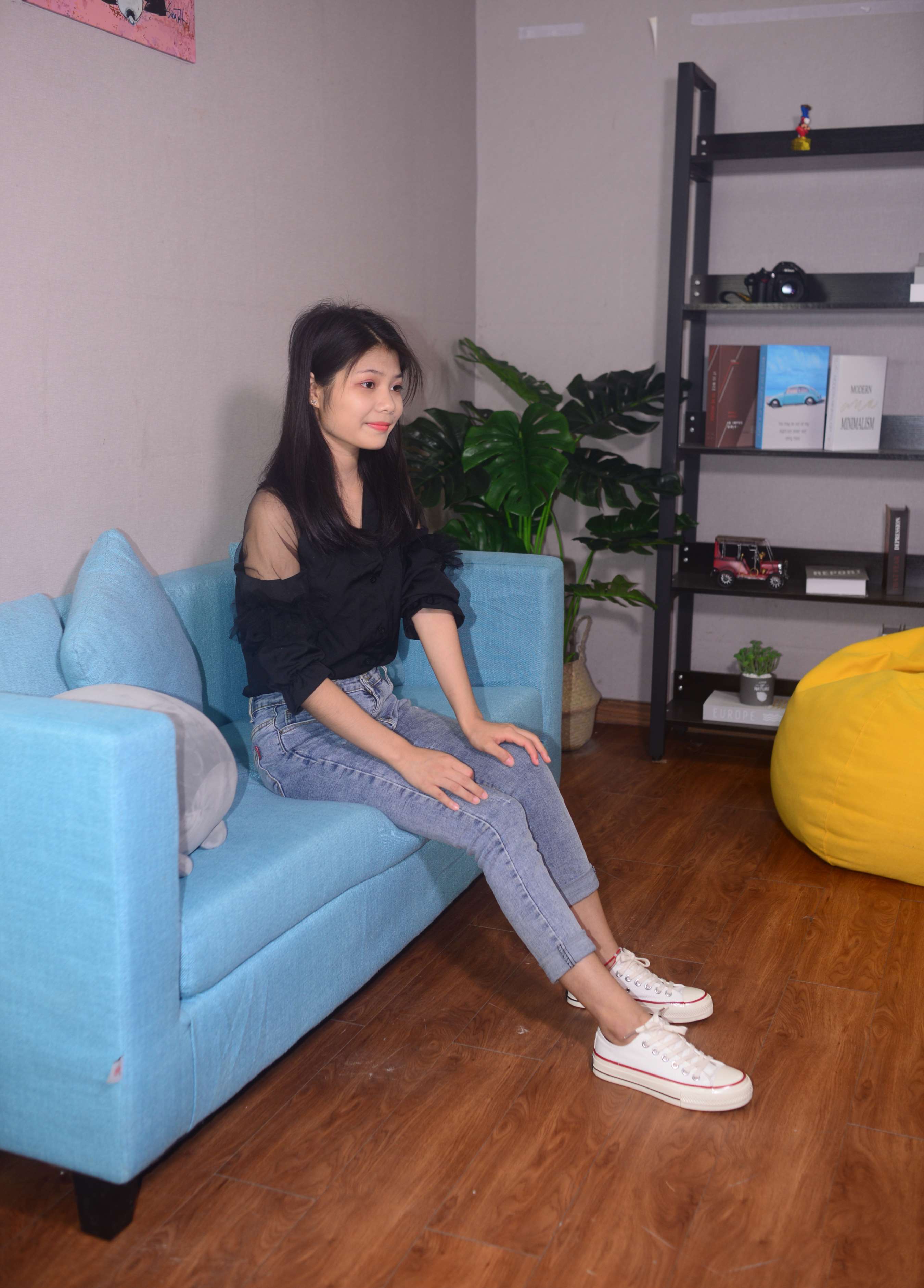 《谢圆小姐姐 蝉鸣漏进夏至》作品图