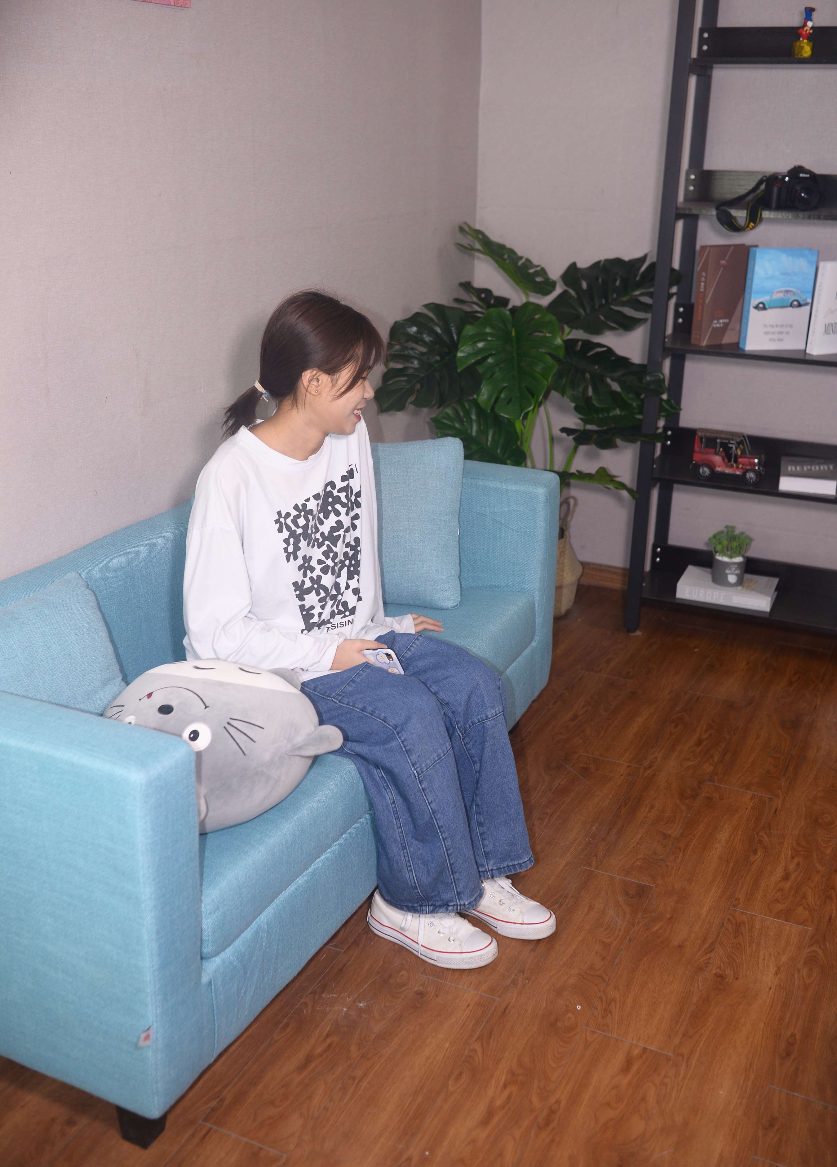 《懒懒少女 温度有点凉，路灯有点暖 》作品图