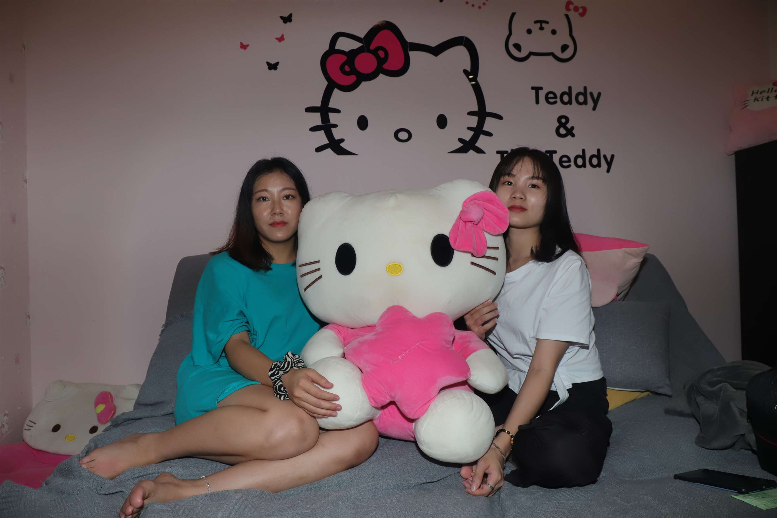 《彩铃与小柔在影院互相打闹》作品图