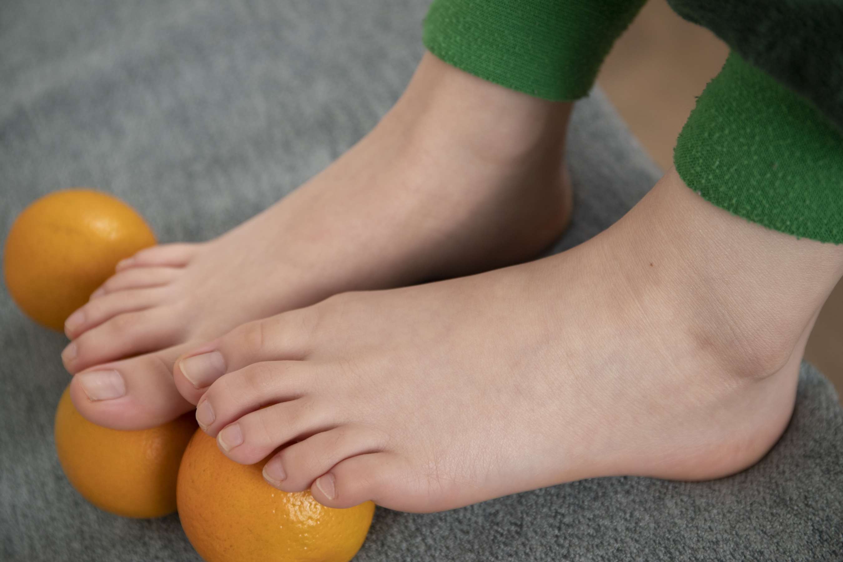 《宝儿嫩足玩橘子【套图+4K视频】》作品图