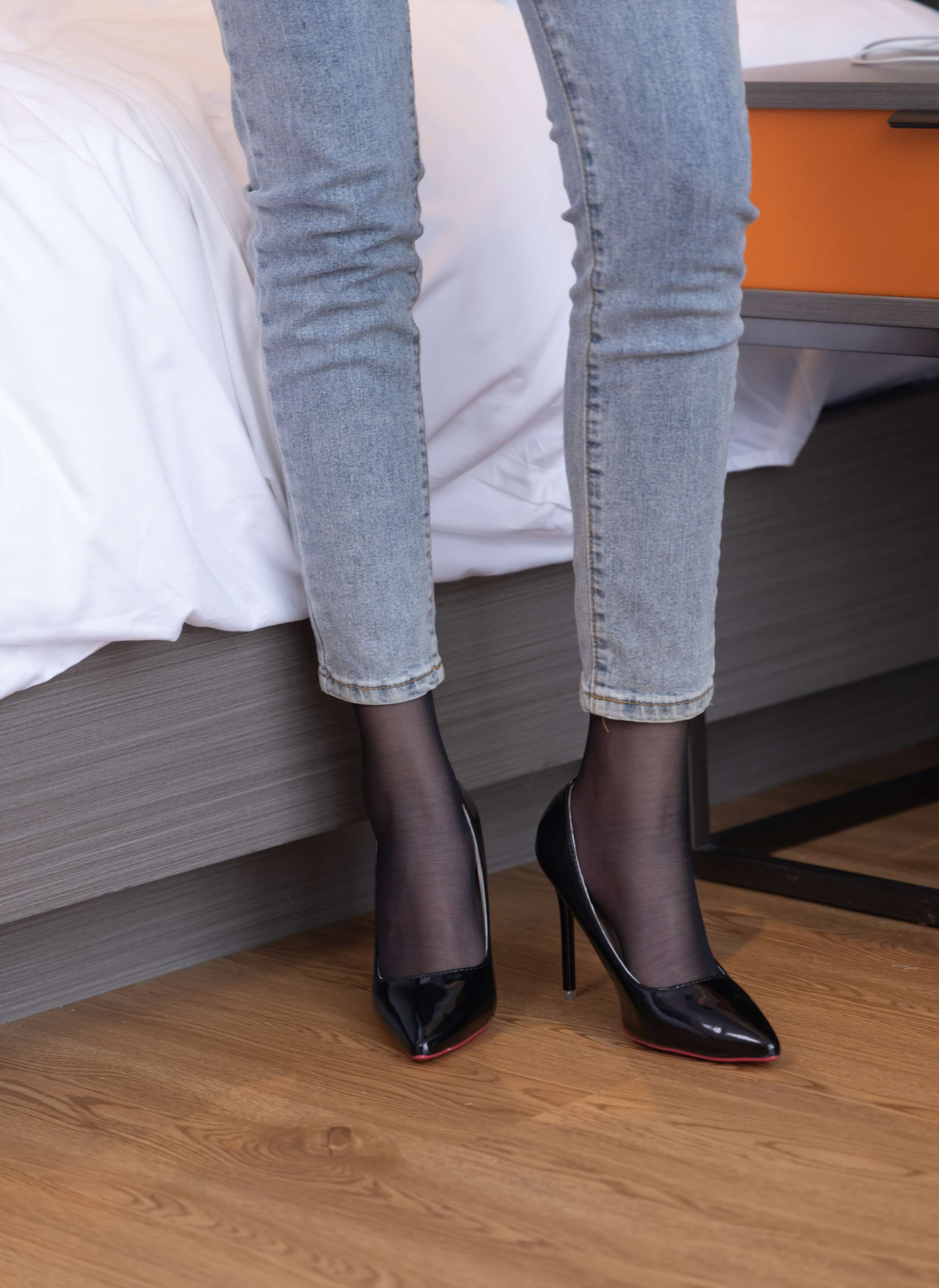 《小甜豆-高跟鞋、黑丝、裤里丝》作品图