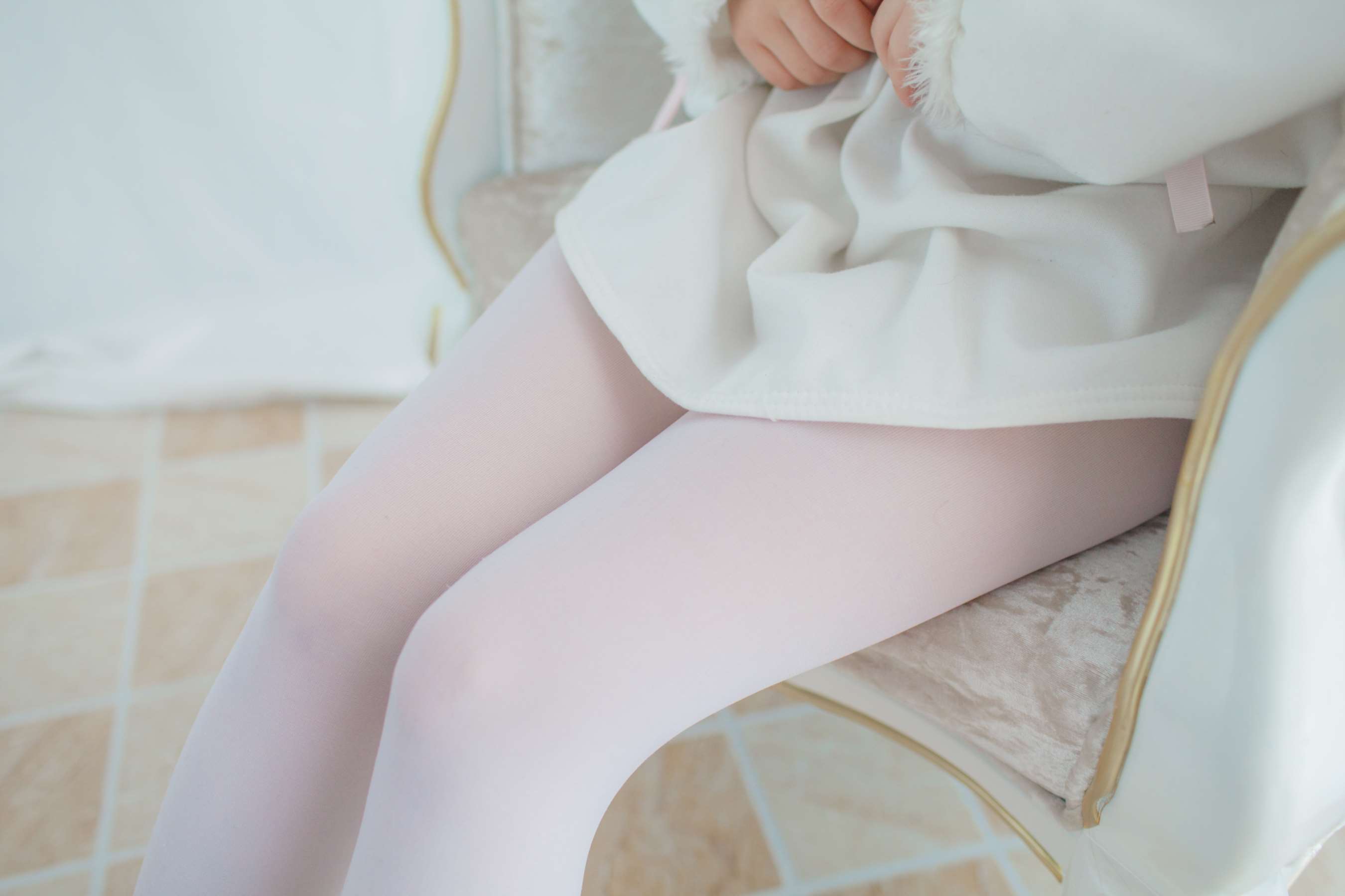 《凳子上的白丝少女》作品图