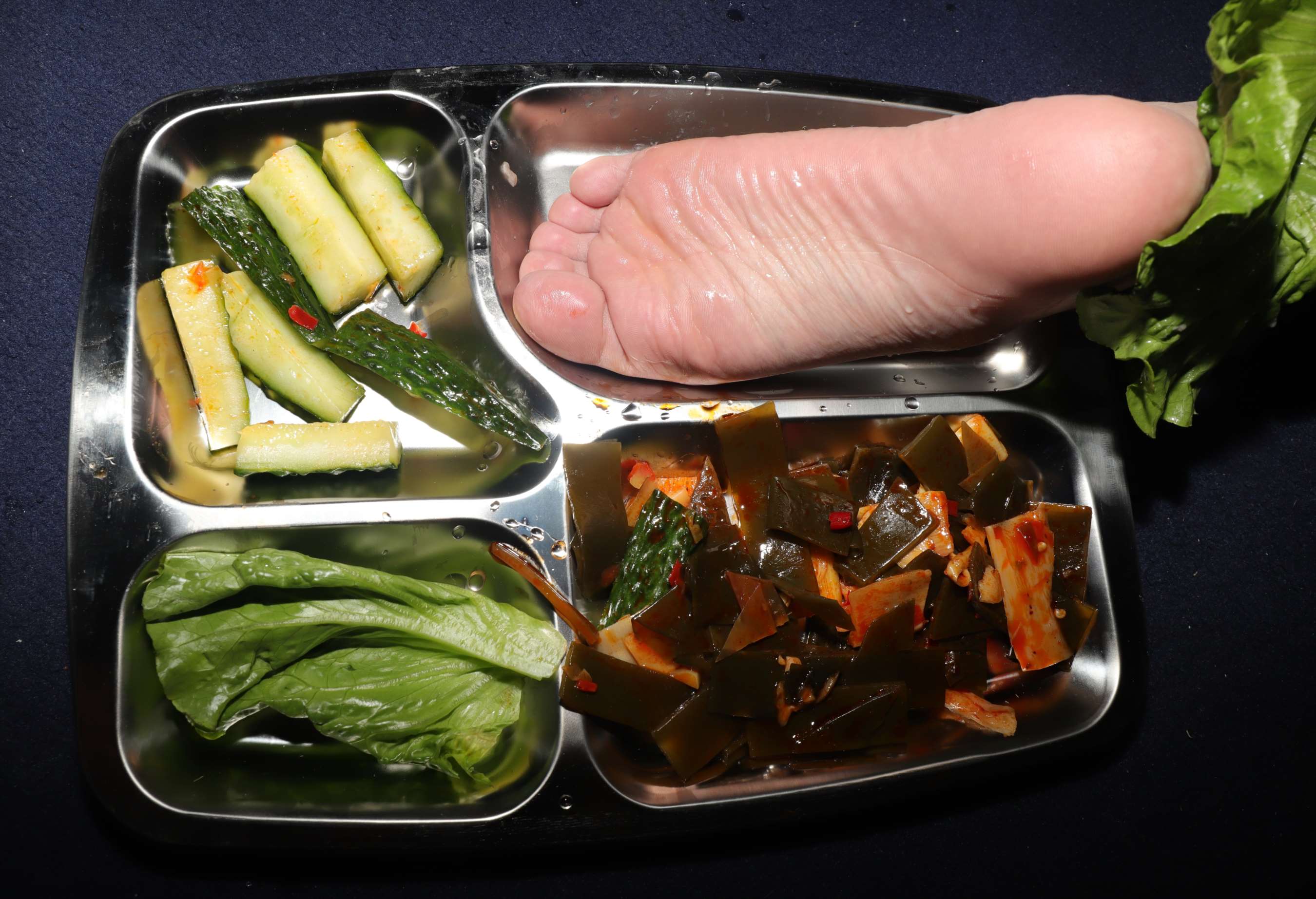 《嫩脚配美食》作品图