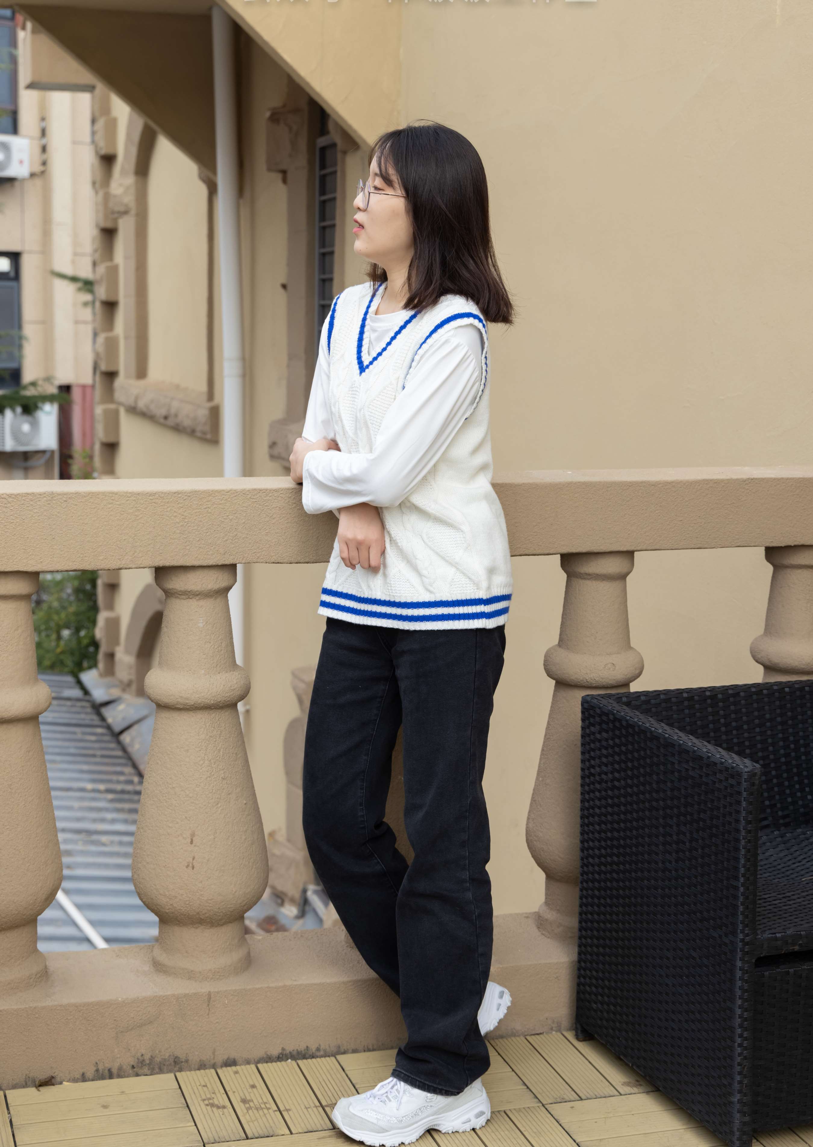 《熊熊-运动鞋、白棉袜、裸足》作品图