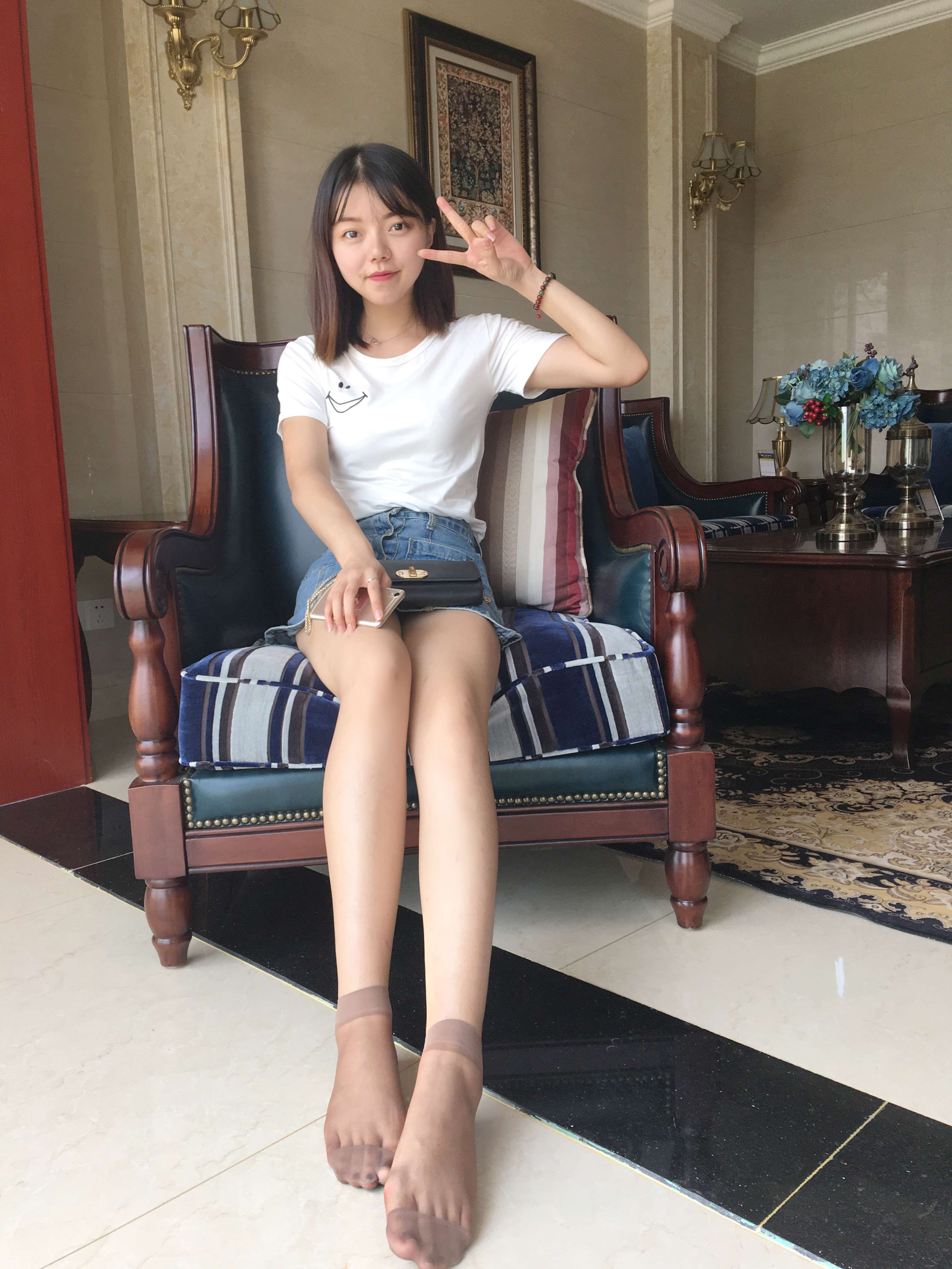 《短裙の短丝足》作品图