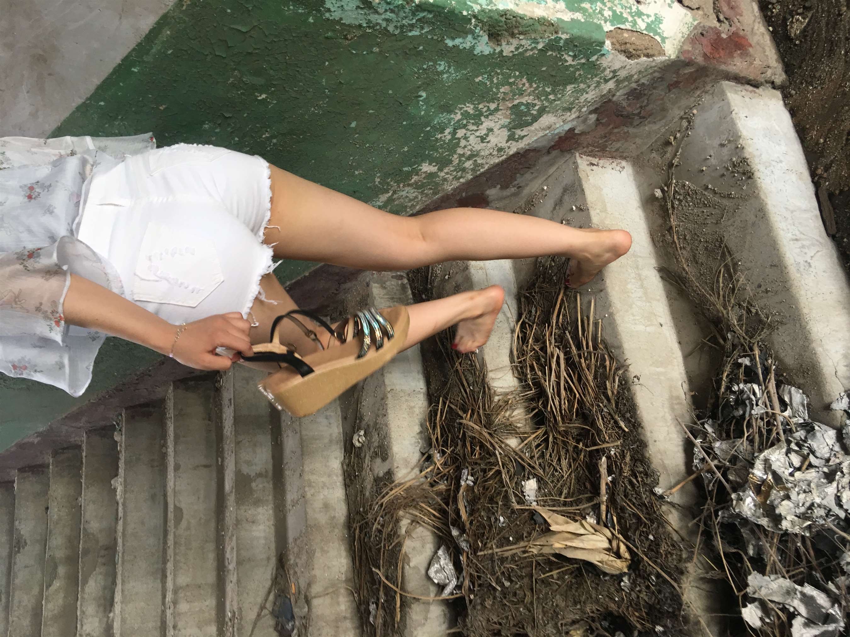 《小美废墟踩泥【套图+视频2个】》作品图