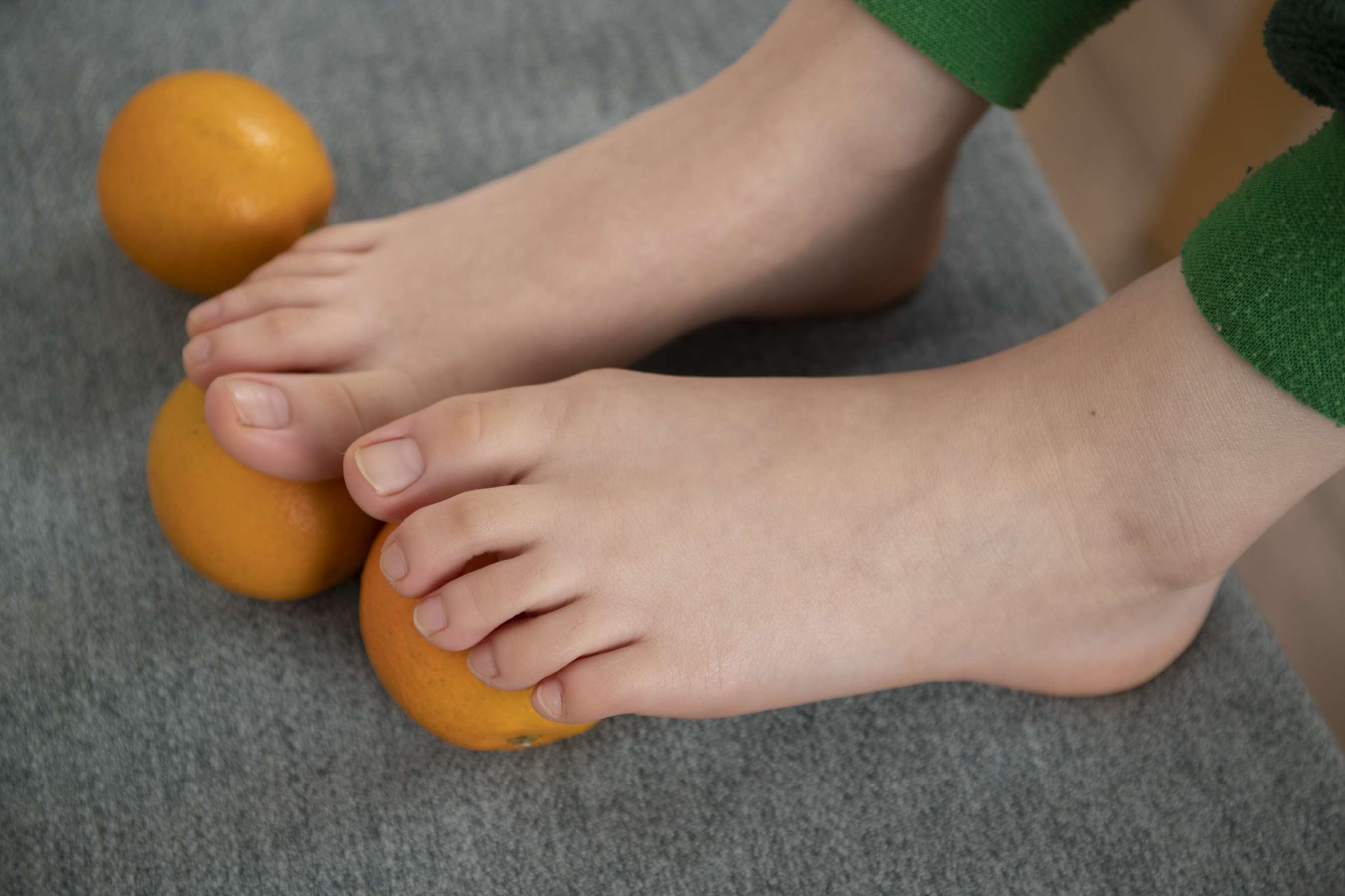 《宝儿嫩足玩橘子【套图+4K视频】》作品图