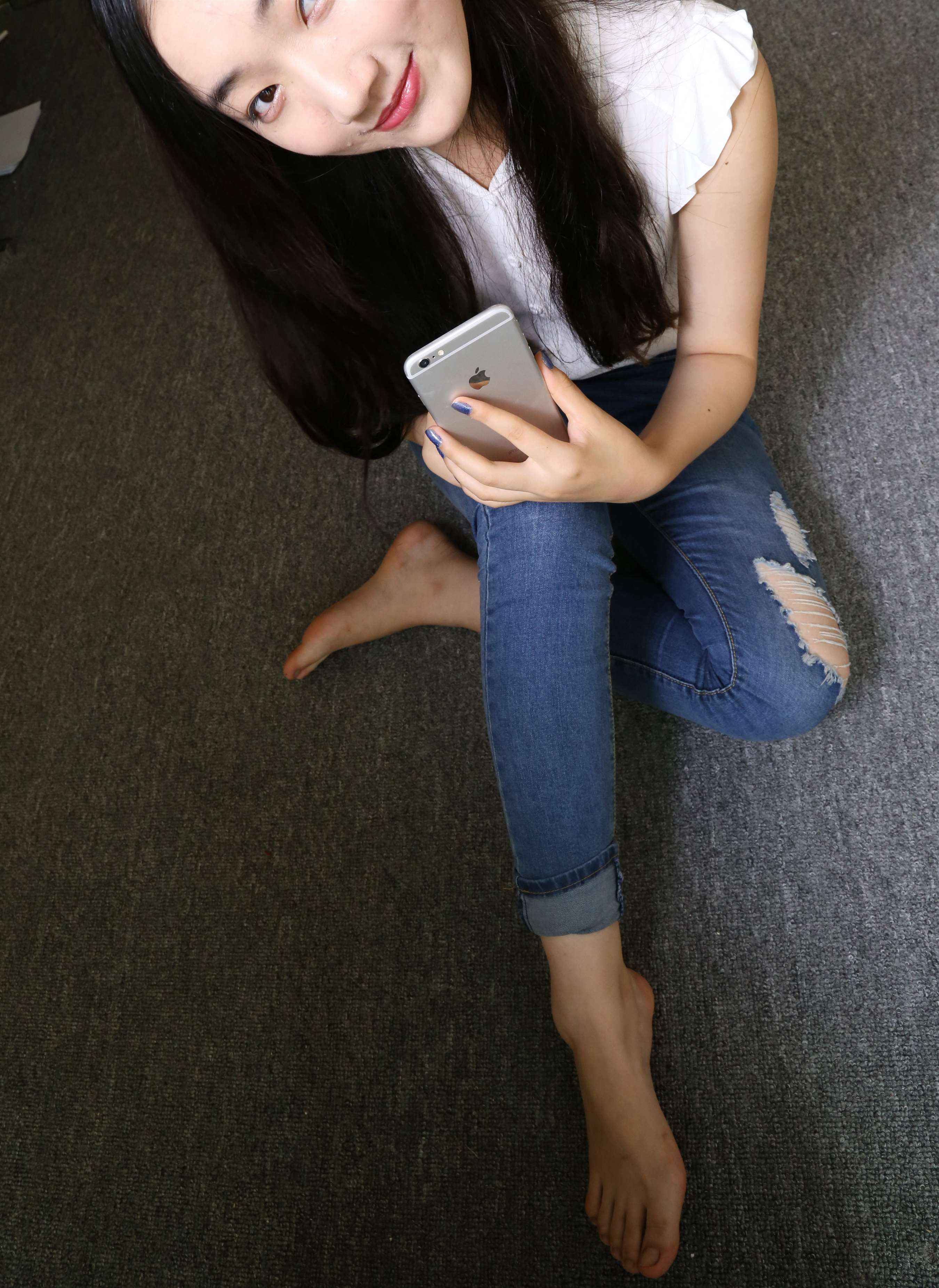 《小姐姐裸足玩物》作品图