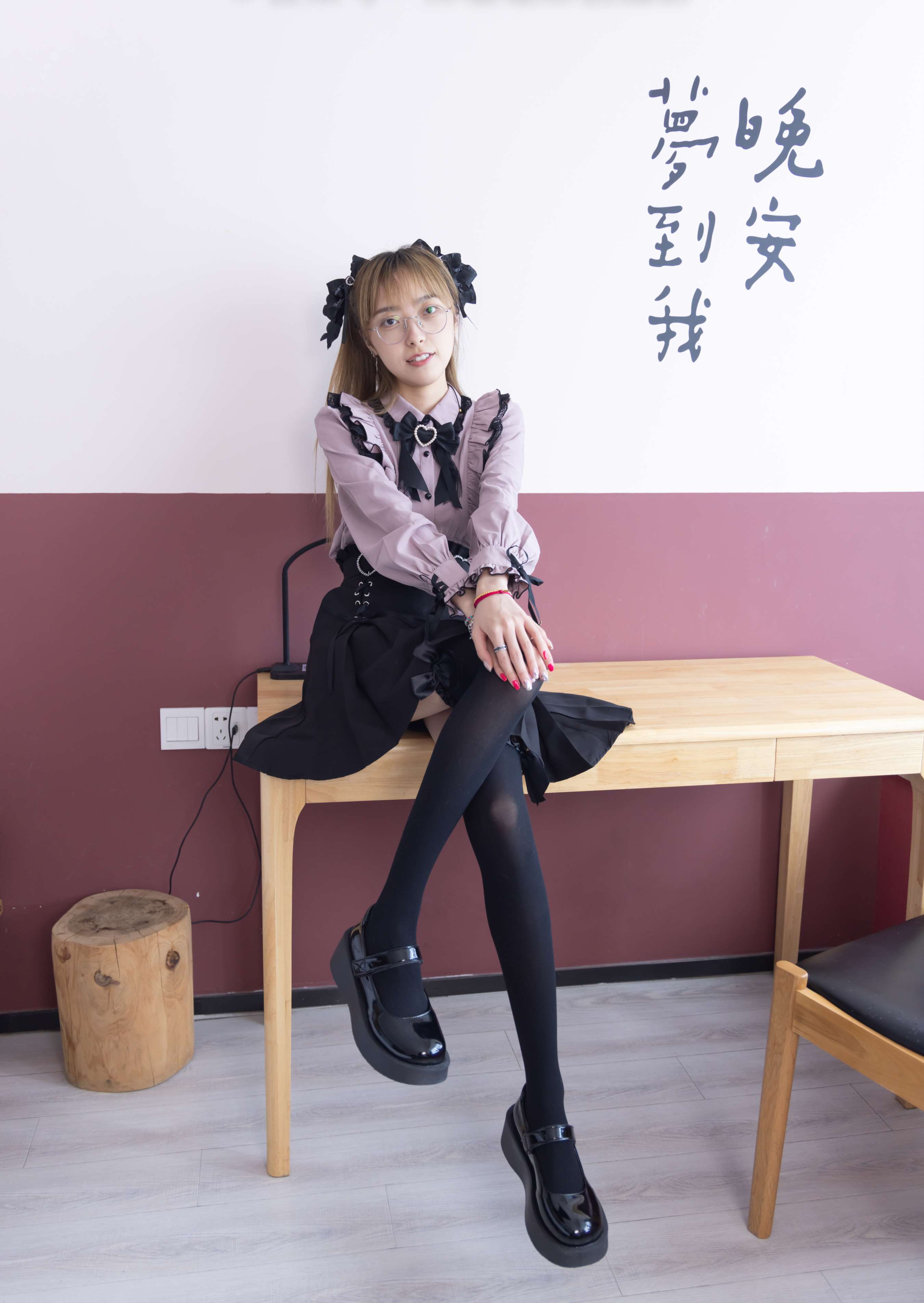 《稚予-皮鞋、黑丝大腿袜、地雷系女友》作品图