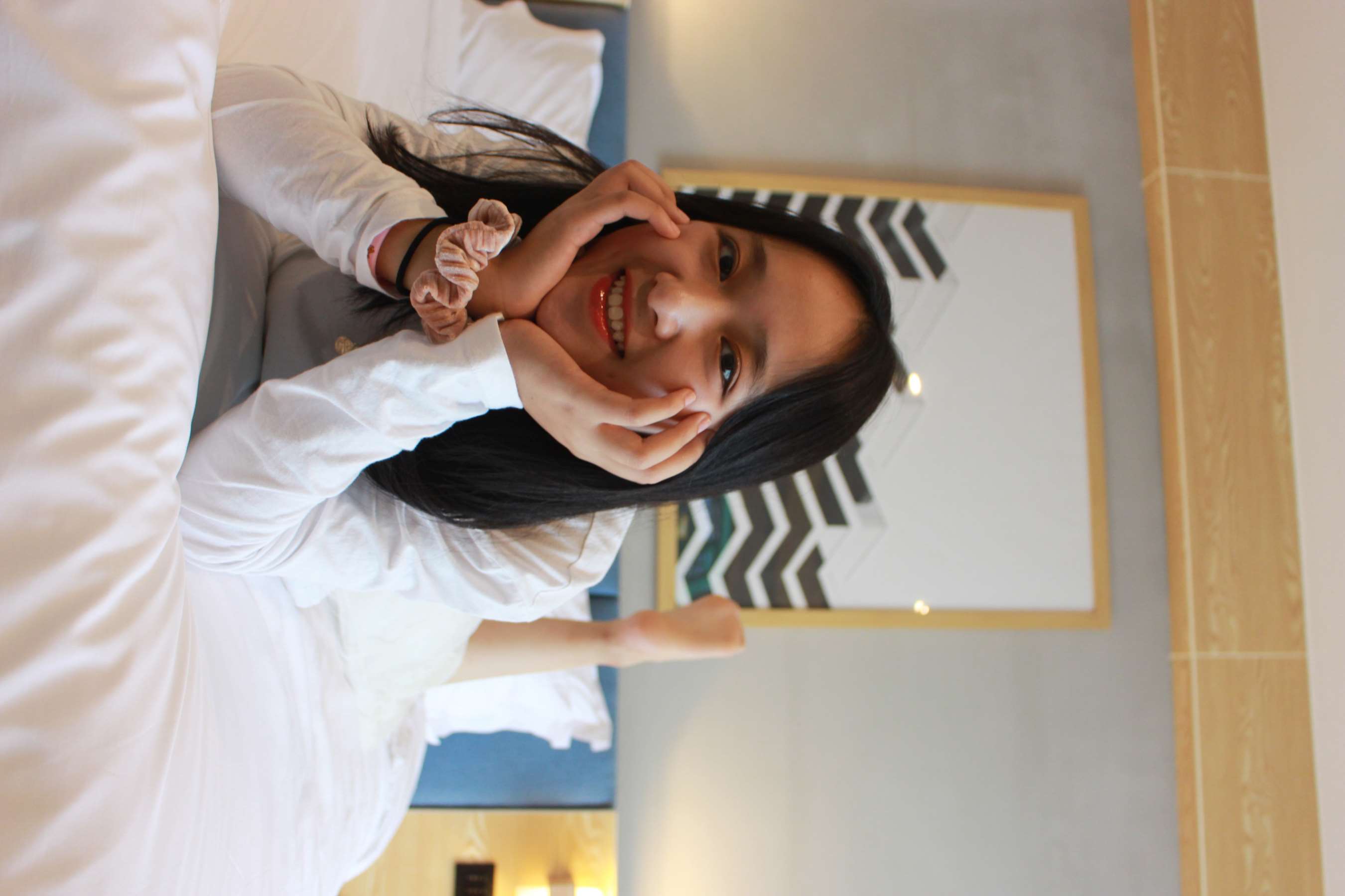 《酒店客房裸足少女》作品图