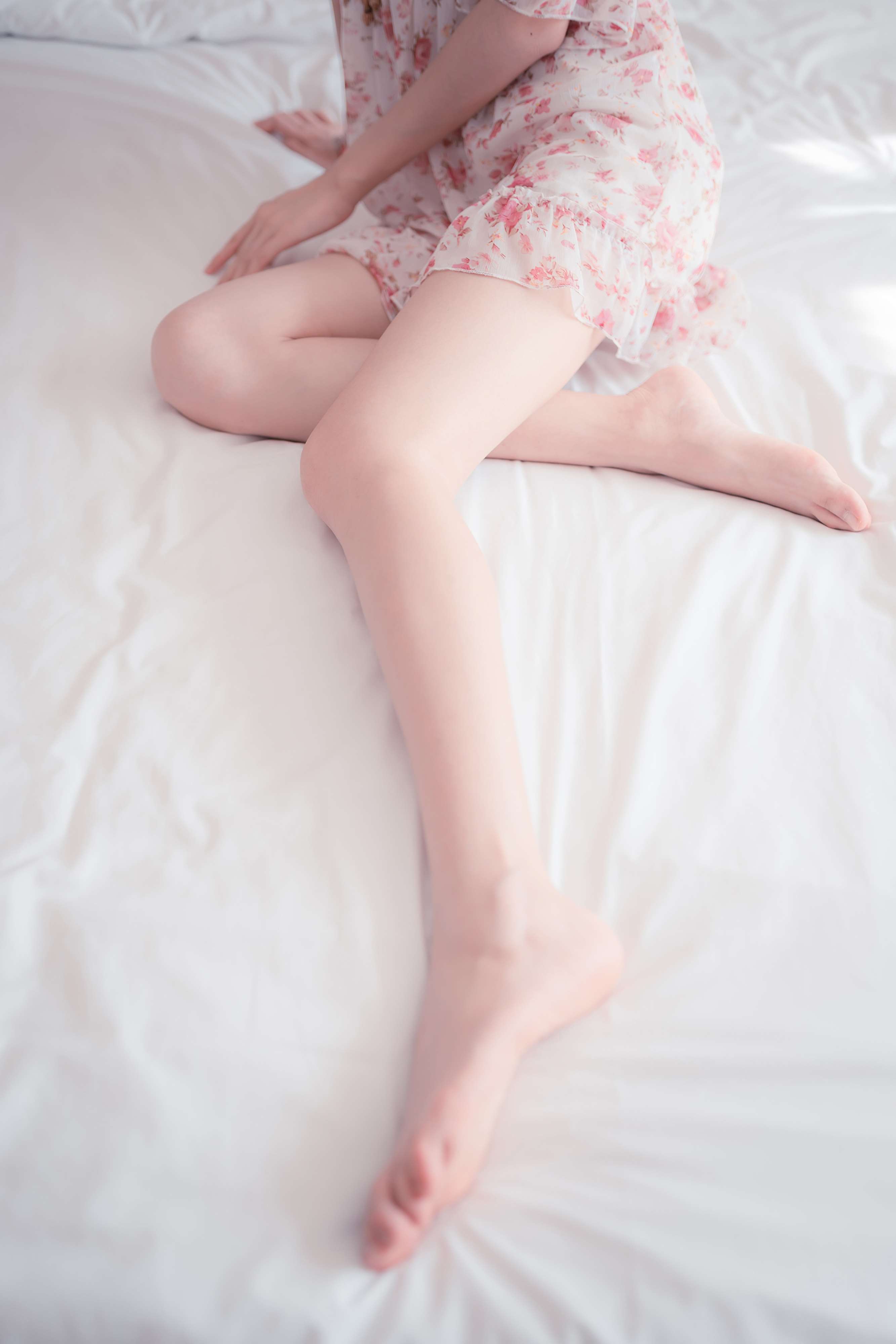 《师姐花裙睡衣の嫩足》作品图