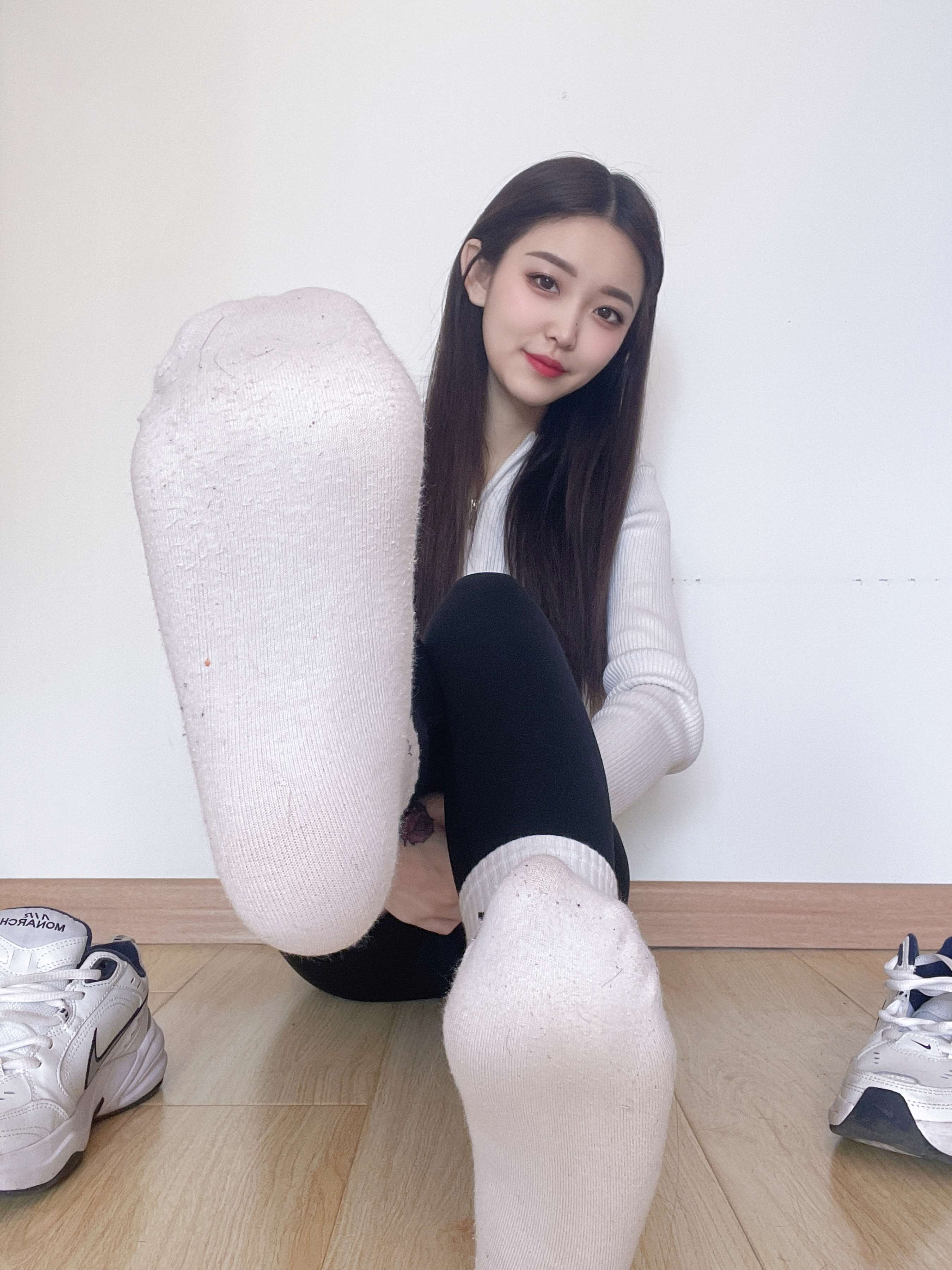 《少女球鞋の白棉袜脚》作品图