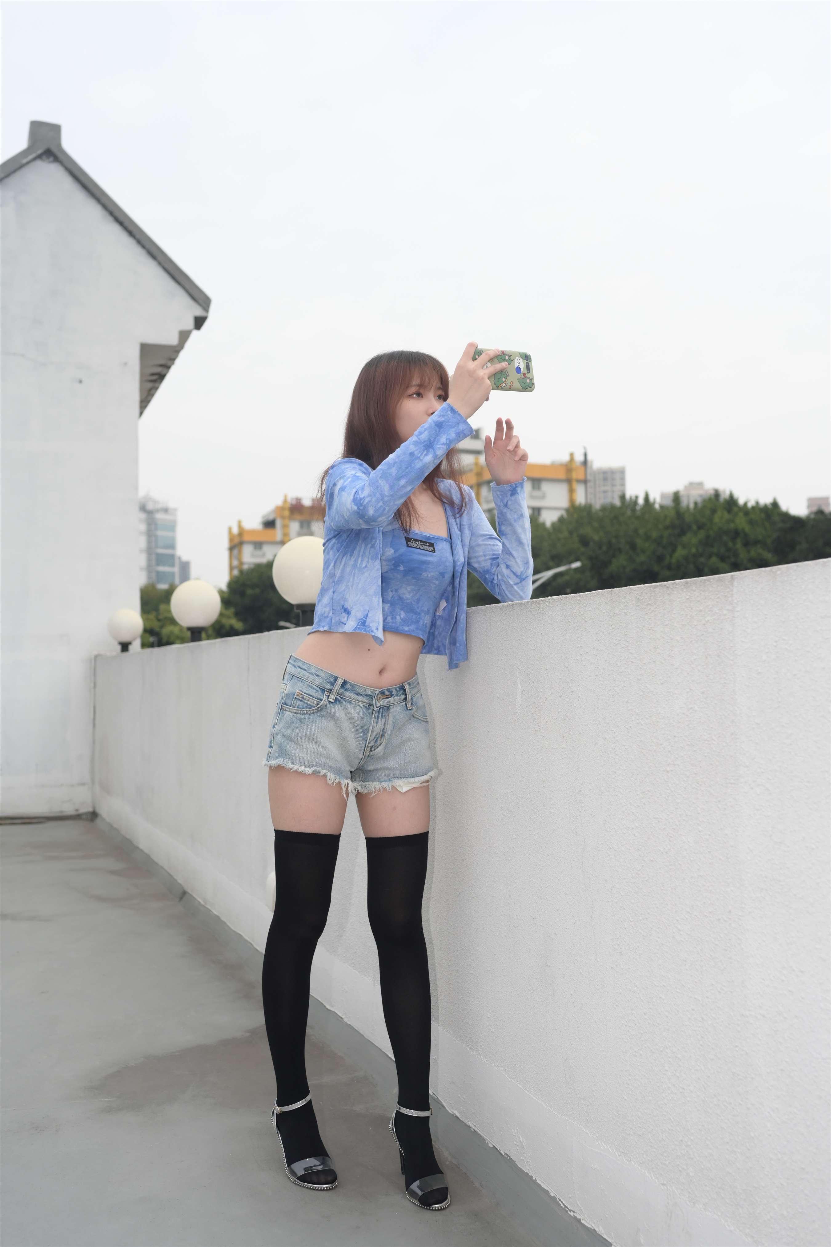 《牛仔热裤の黑丝脚》作品图