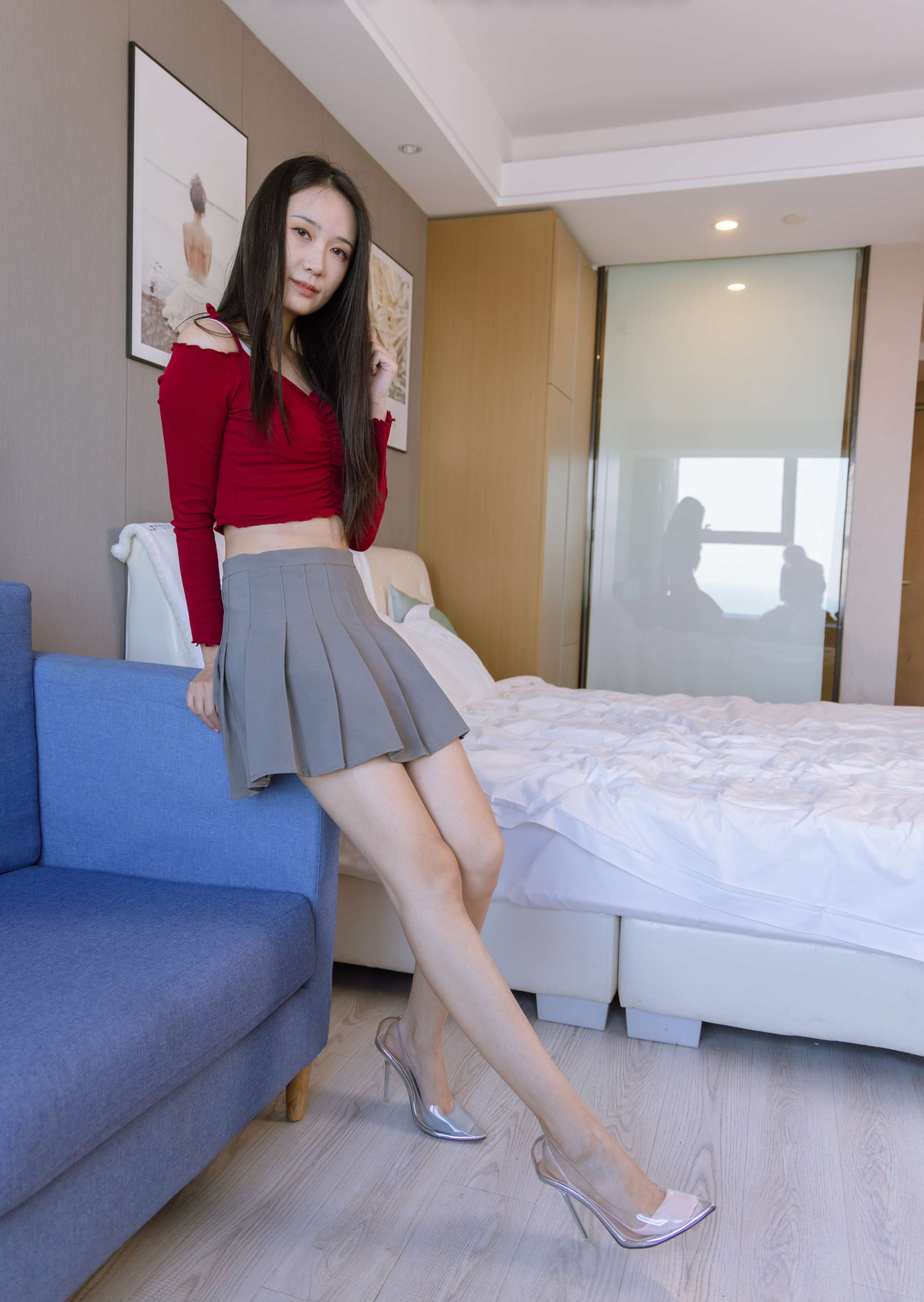 《小安-两双高跟鞋、两双船袜、裸足》作品图