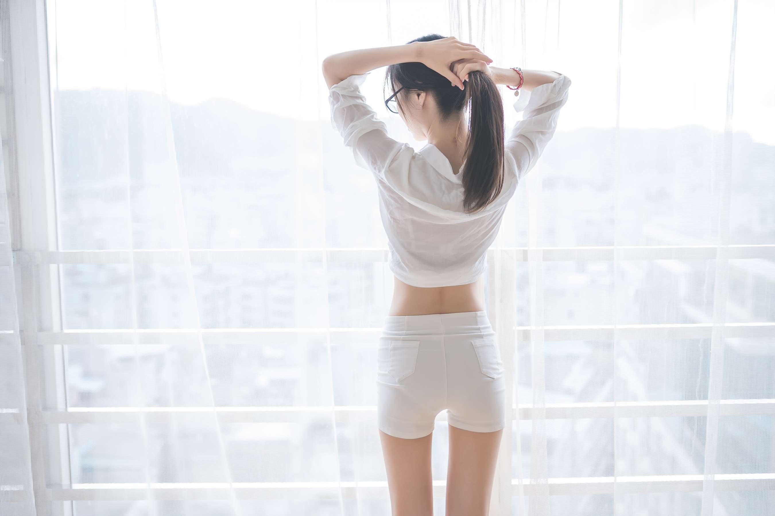 《少女热裤の光脚丫》作品图