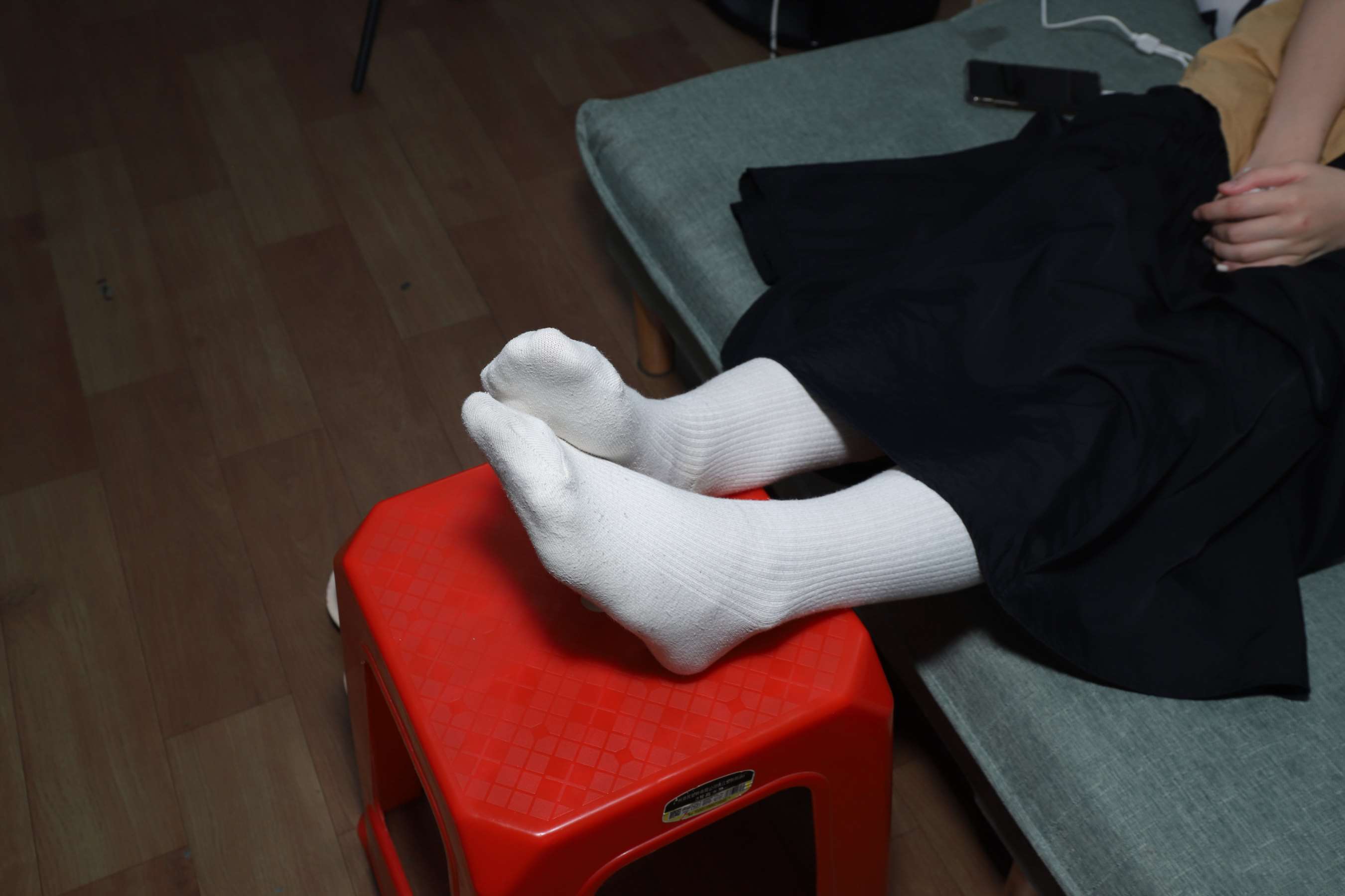 《琪琪脱下棉袜展示38码修长大白脚》作品图