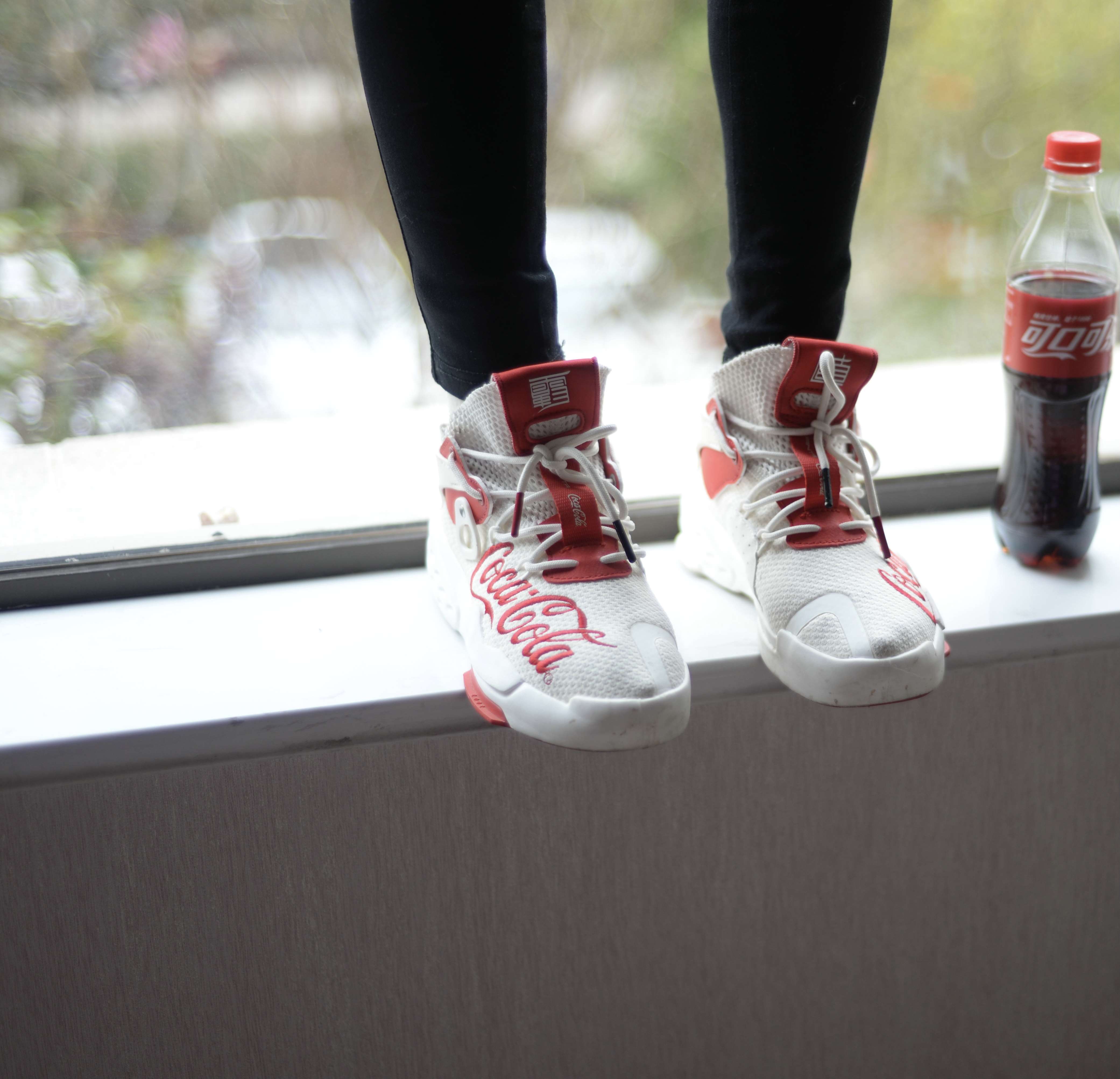 《球鞋の发黄的棉袜脚》作品图