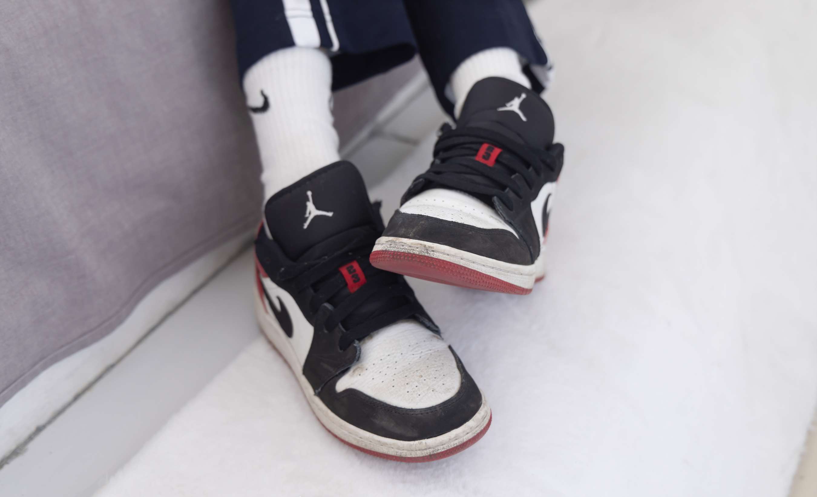 《稚予-aj板鞋、白棉袜、油亮白丝、校服裤里丝》作品图