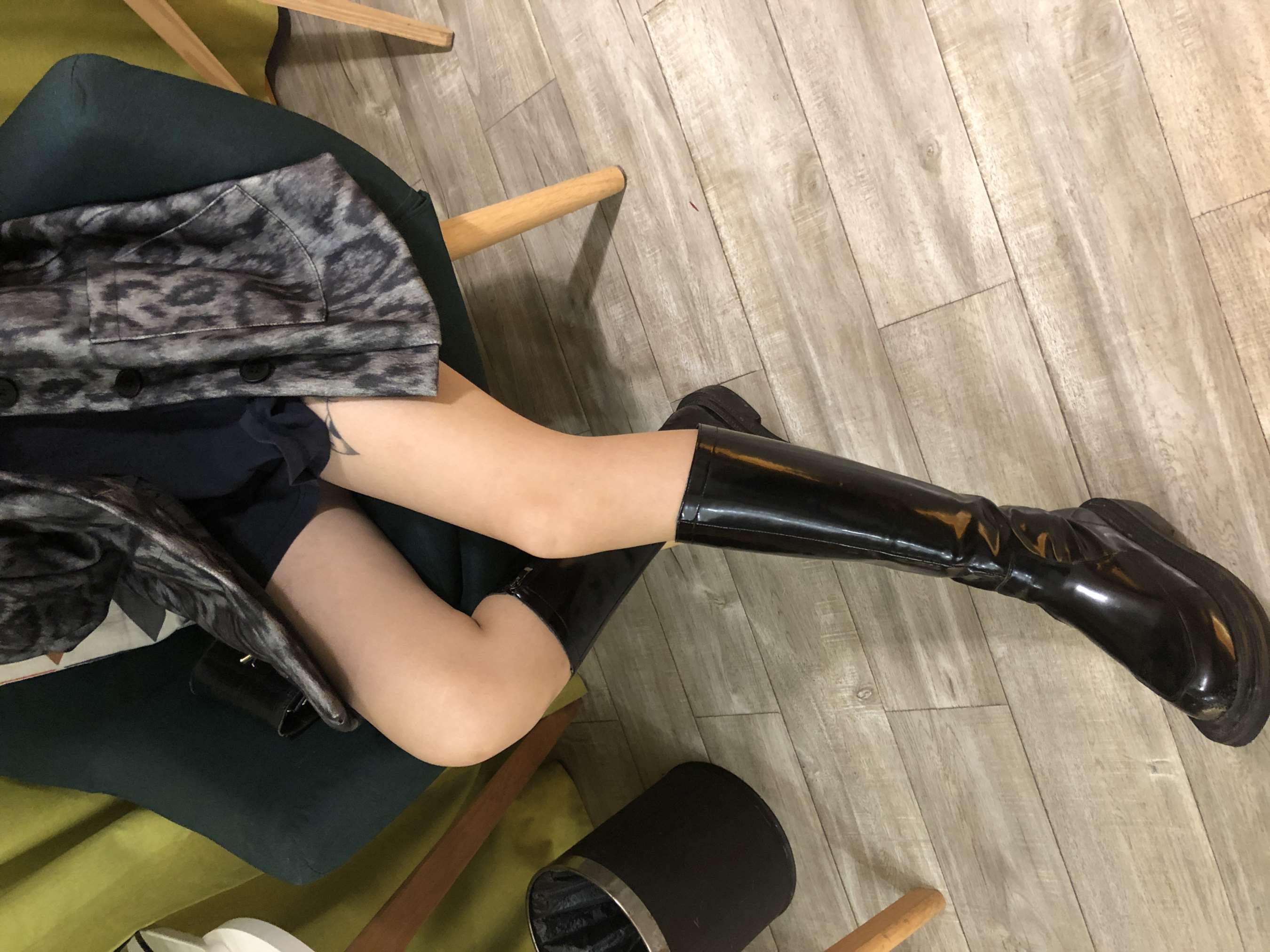 《穿长靴的大学少女》作品图