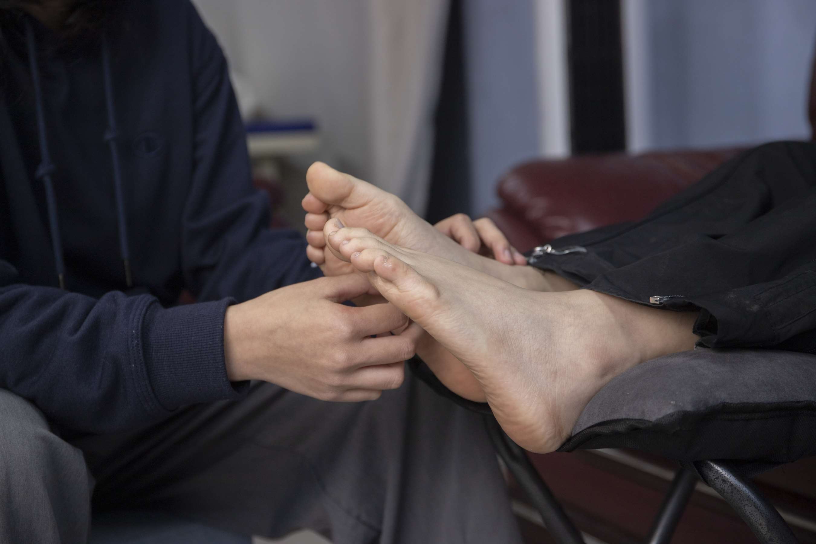 《梓潼和琪琪相互挠脚心》作品图