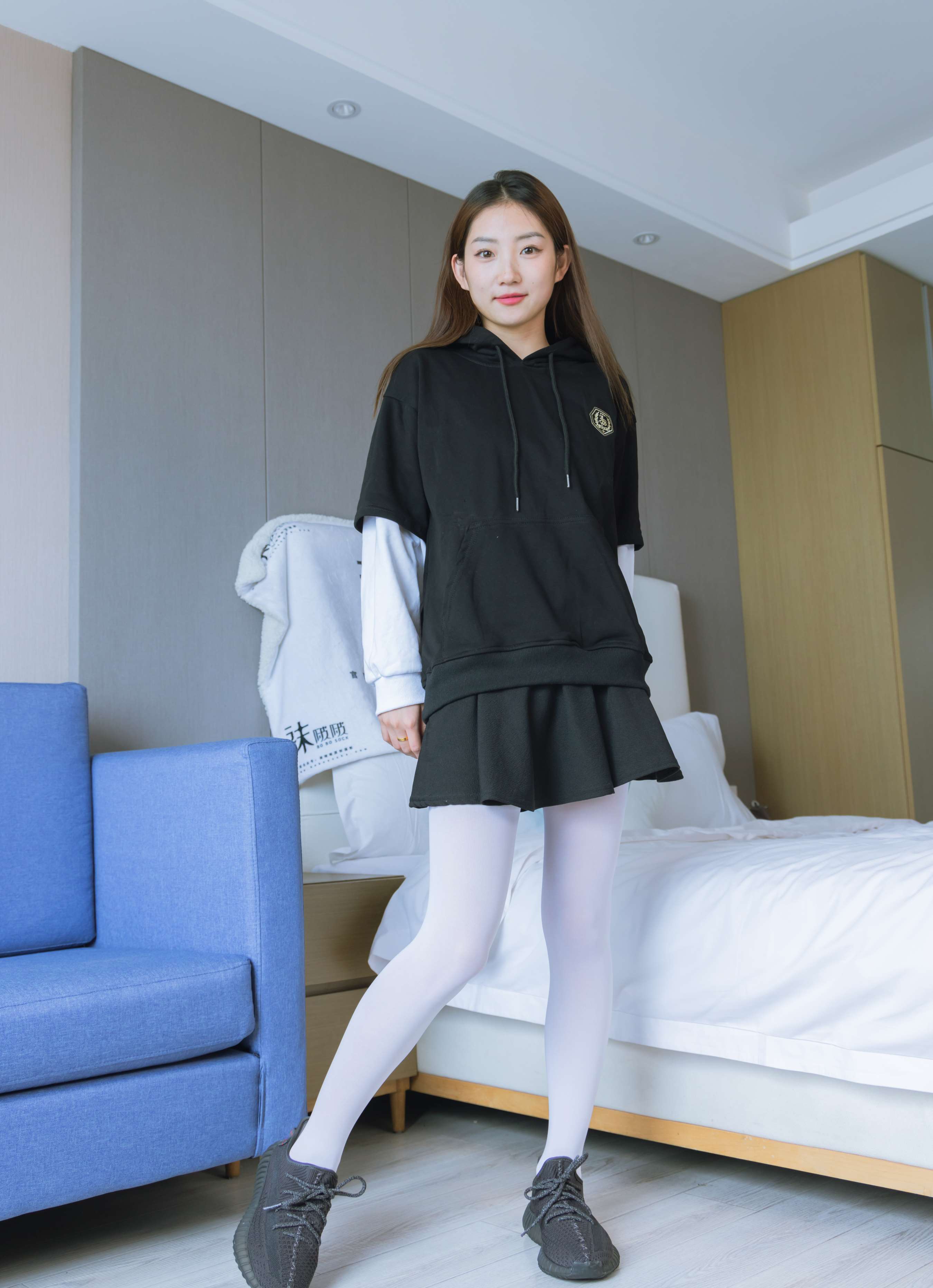 《小沫-黑色运动鞋、厚白丝》作品图