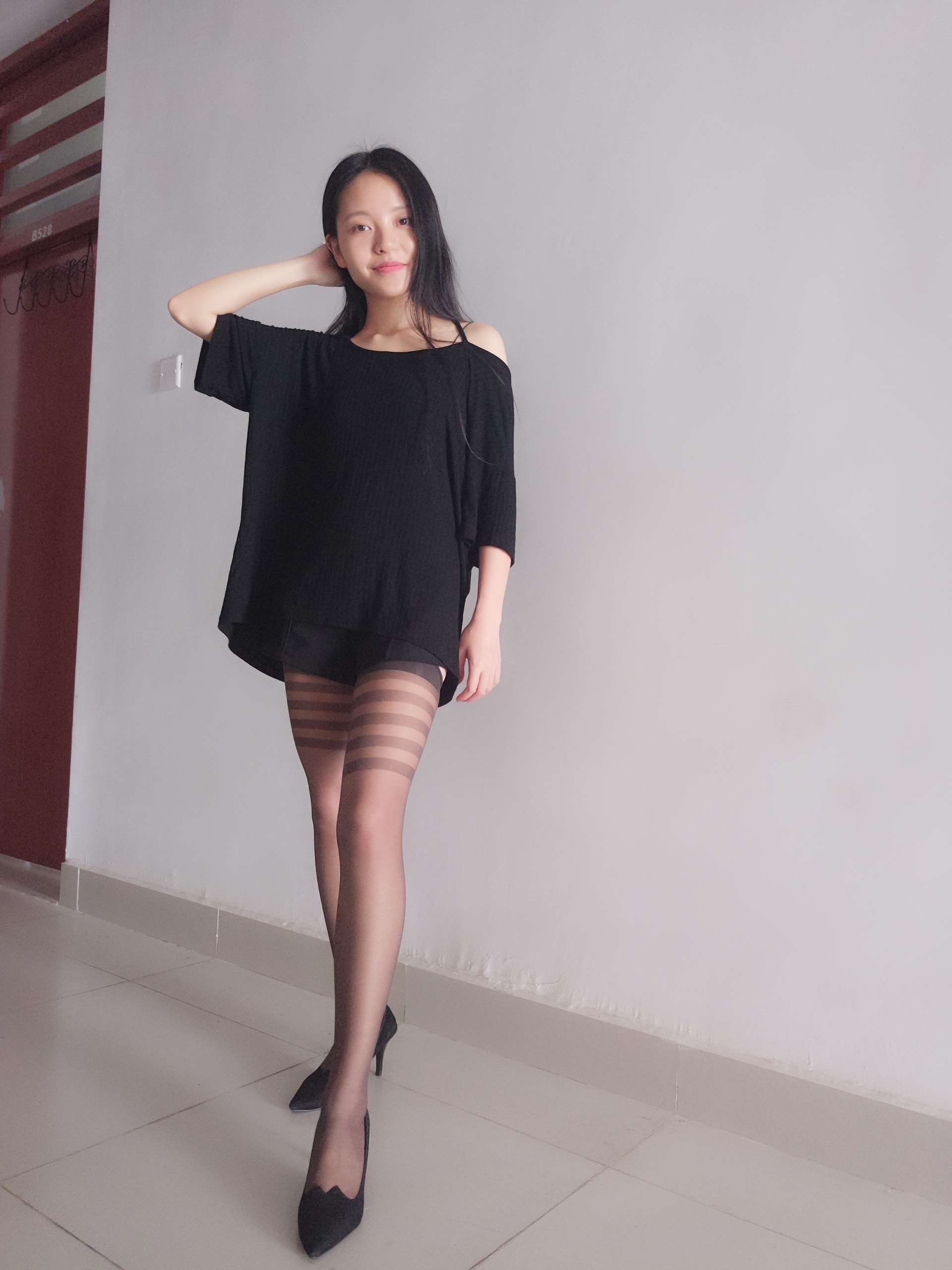 《学妹寝室丝脚》作品图