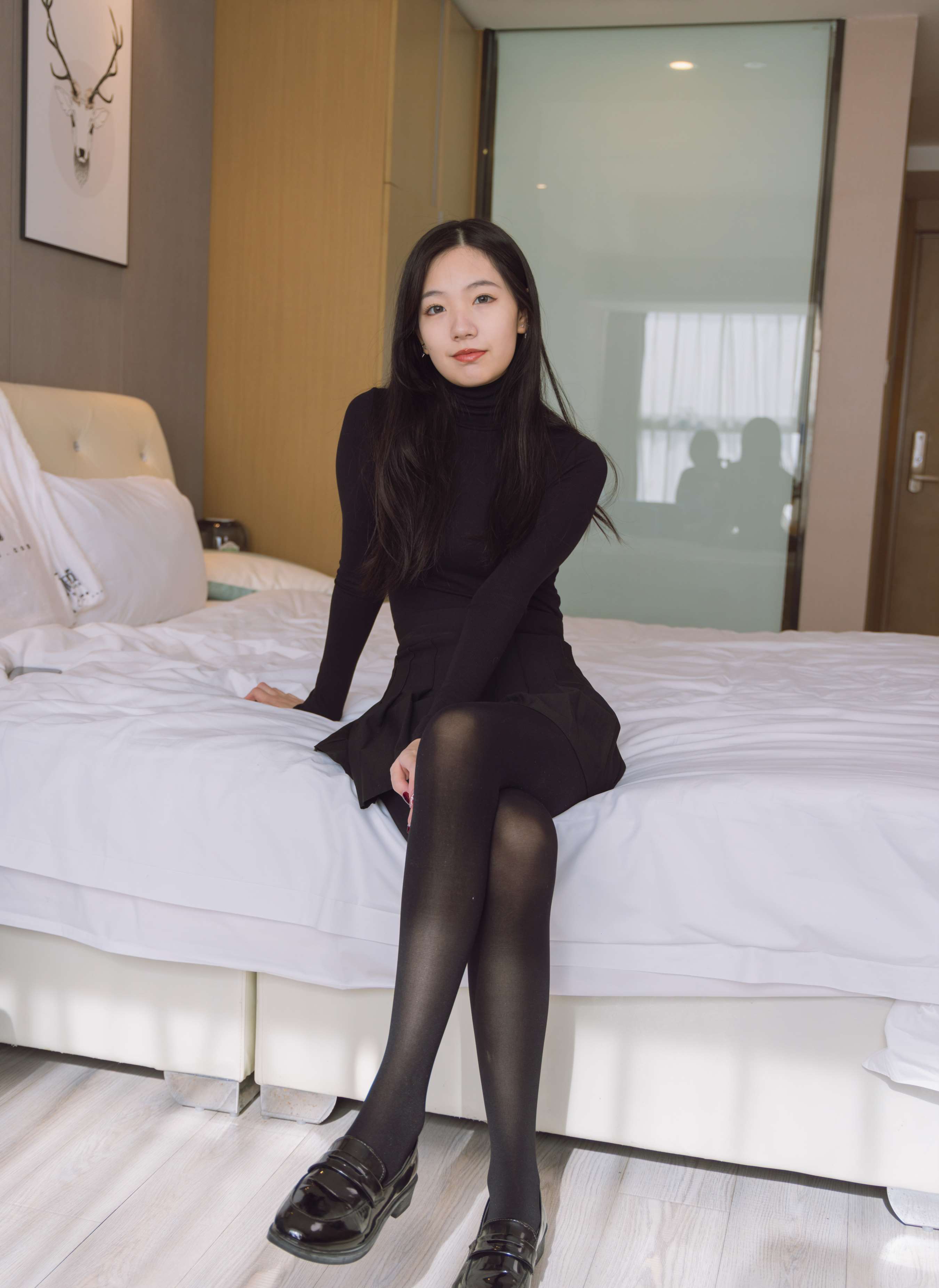 《小甜豆-黑皮鞋、厚黑丝》作品图