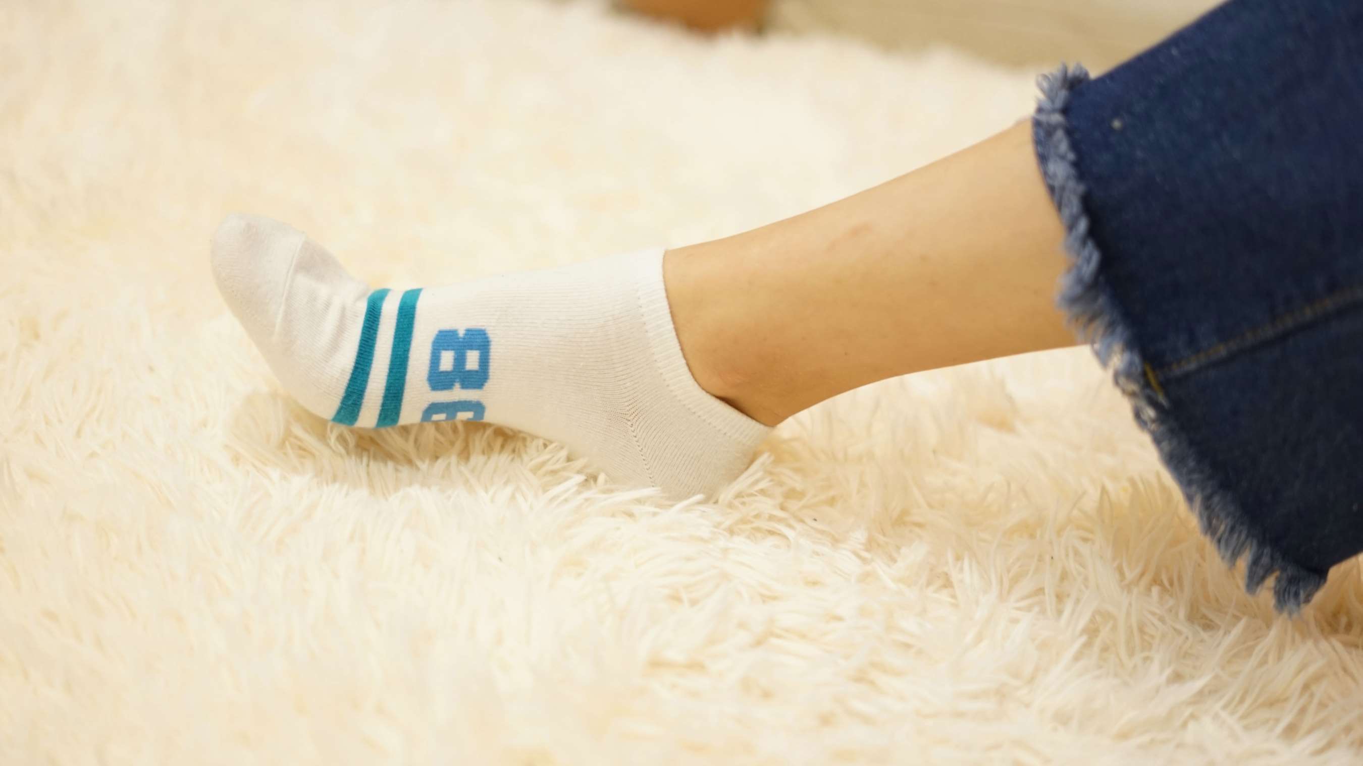 《小姐姐帆布鞋の棉袜脚丫》作品图