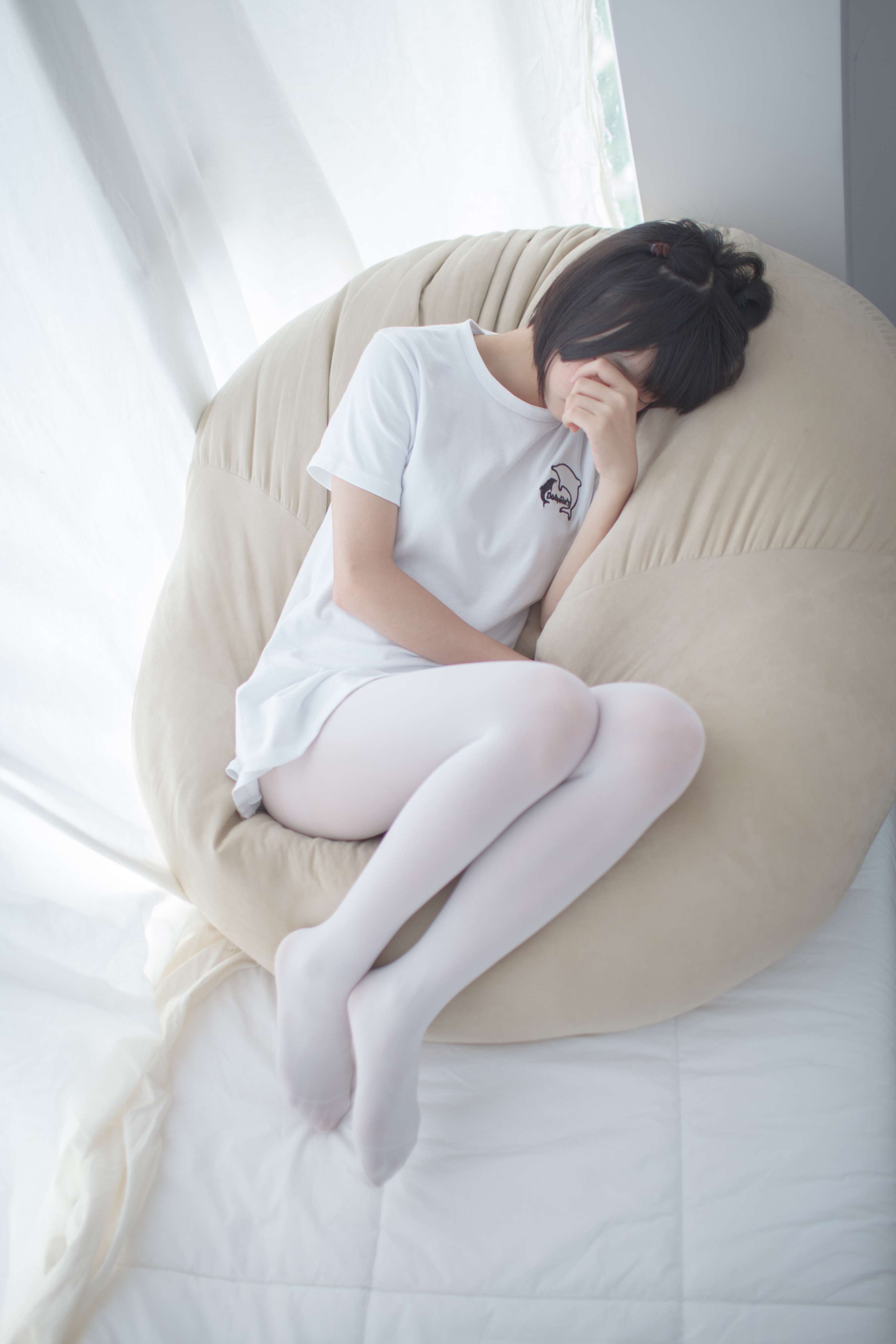 《T恤の白丝脚》作品图