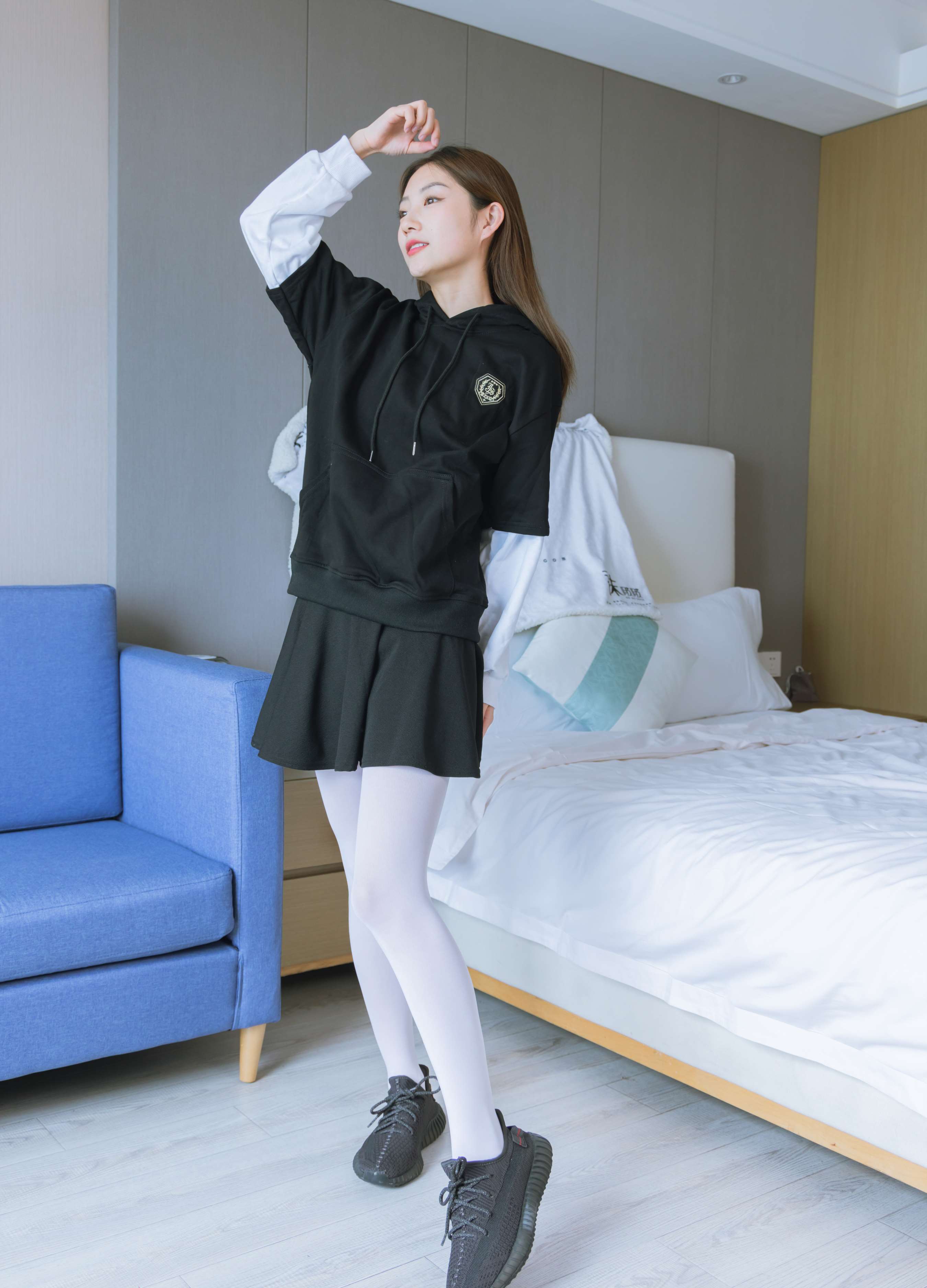 《小沫-黑色运动鞋、厚白丝》作品图