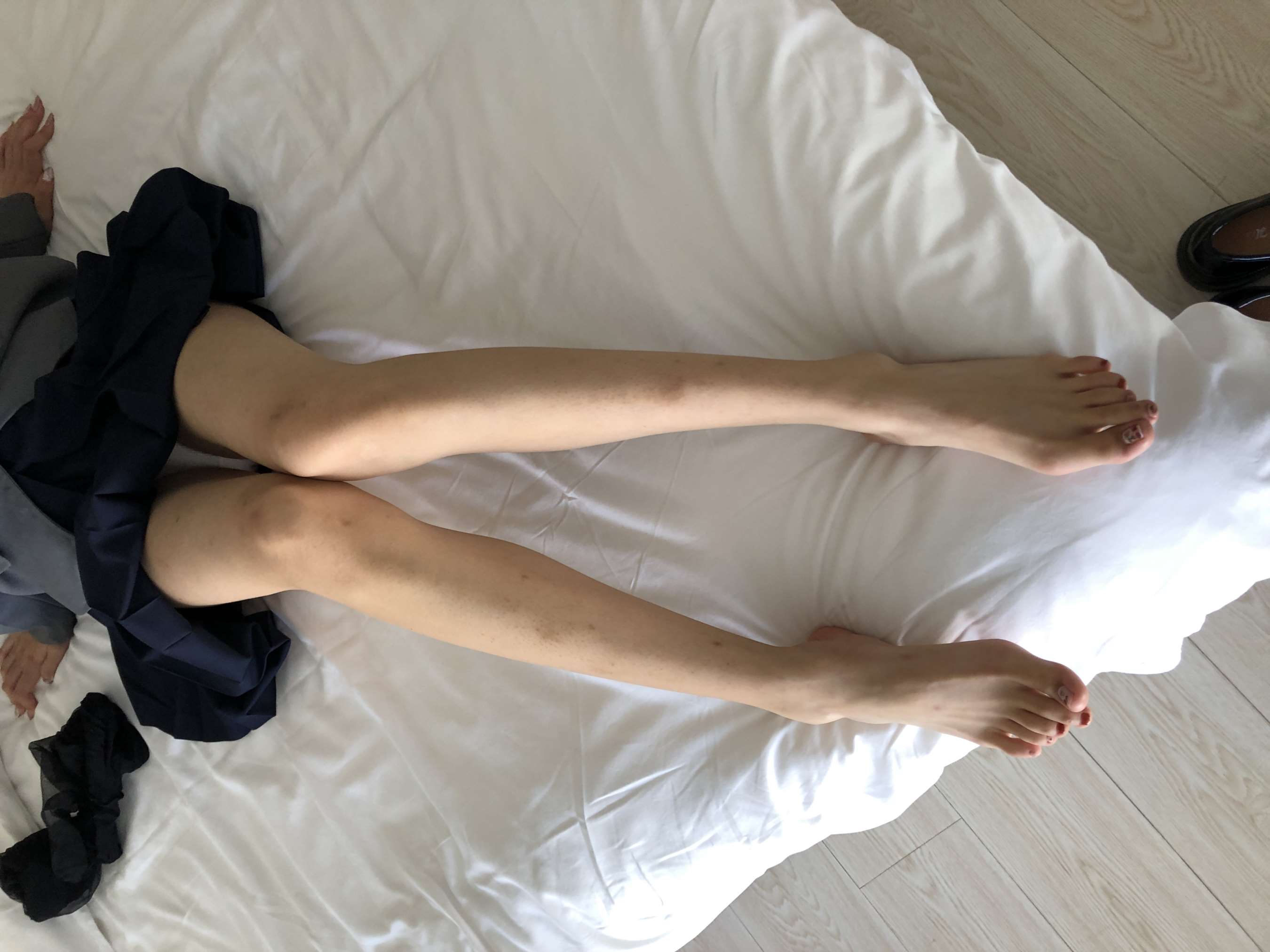 《长裙の黑丝脚丫》作品图